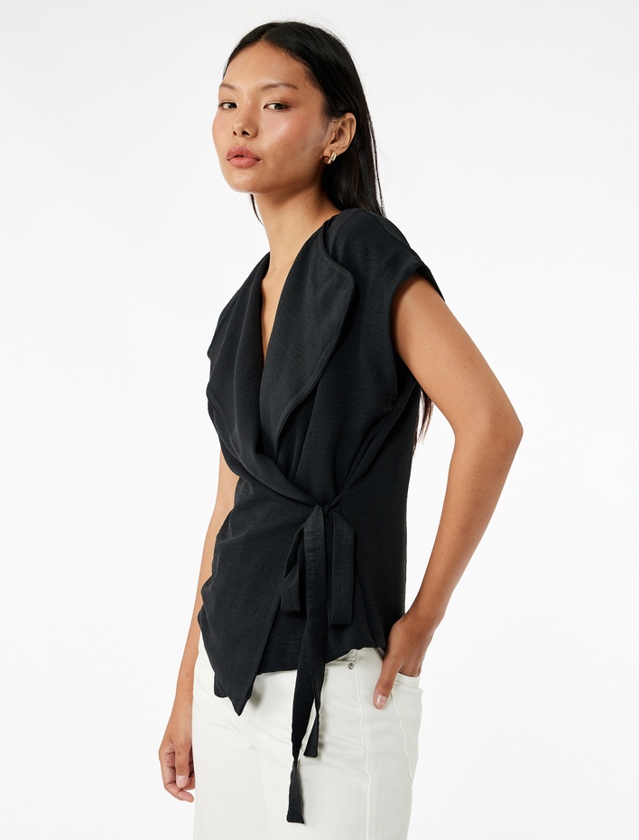  Bağlama Detaylı Kolsuz Kruvaze Yaka Bluz