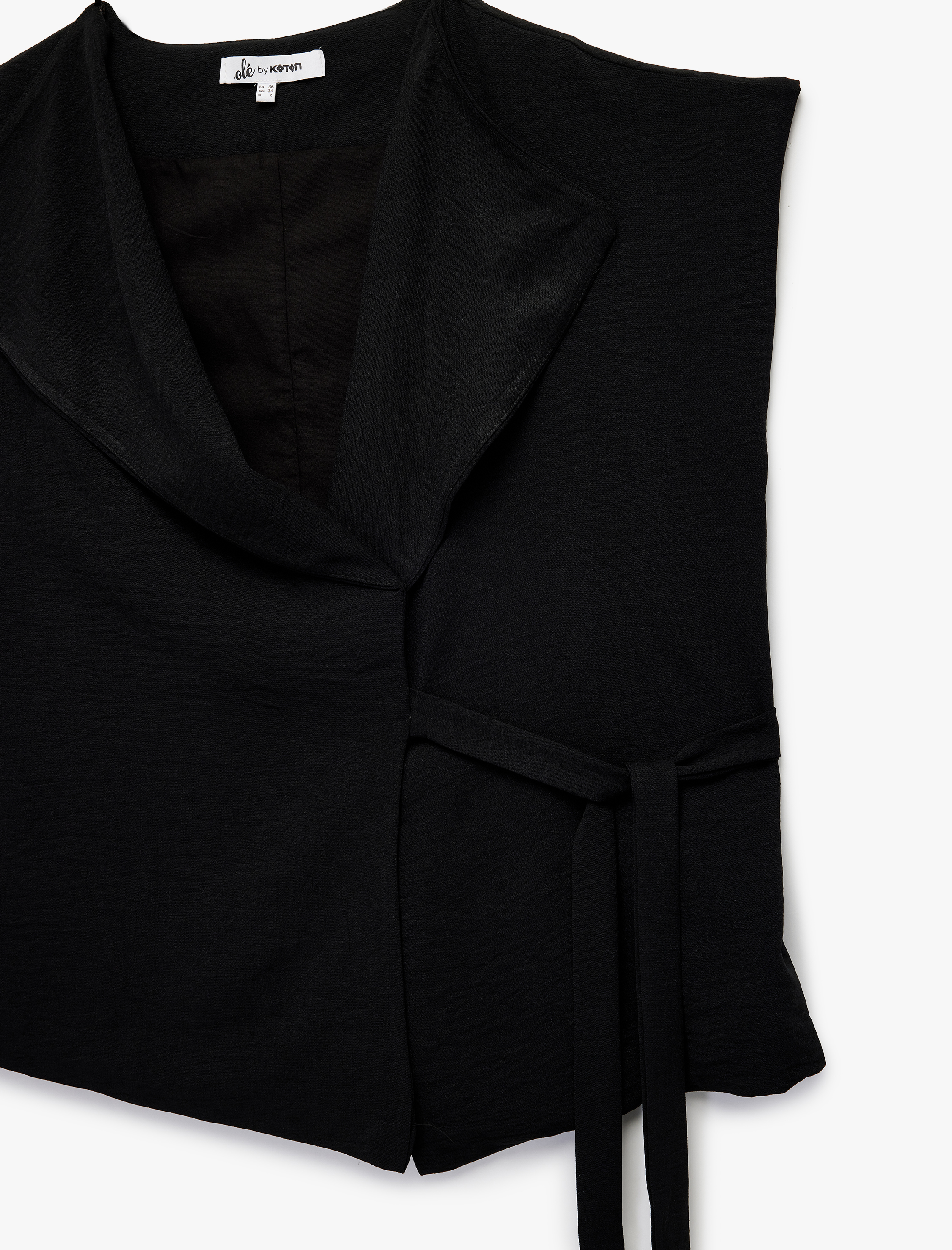   Bağlama Detaylı Kolsuz Kruvaze Yaka Bluz