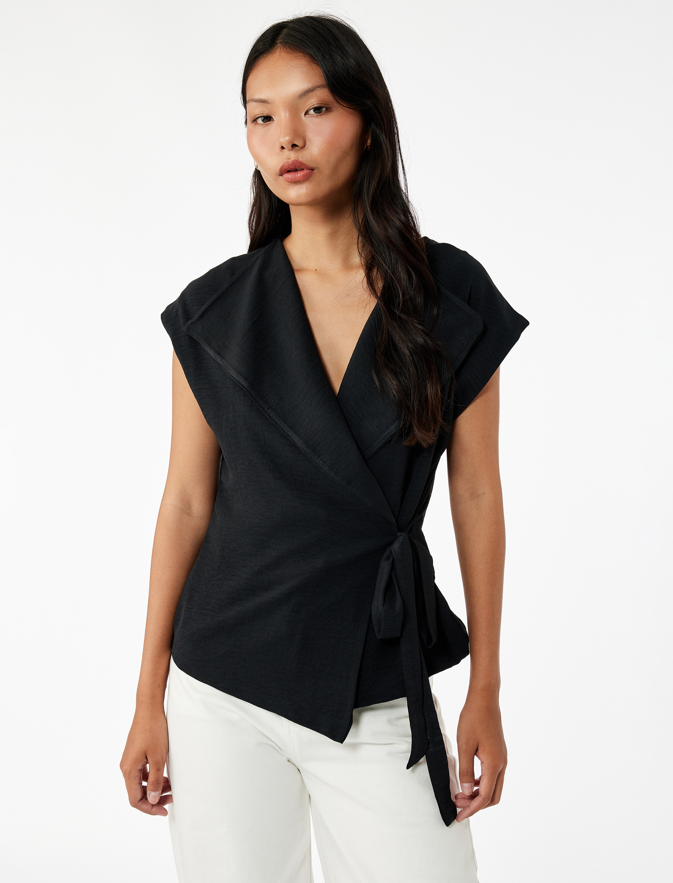   Bağlama Detaylı Kolsuz Kruvaze Yaka Bluz