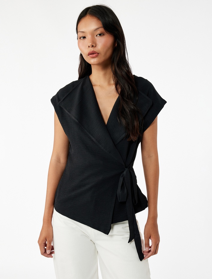  Bağlama Detaylı Kolsuz Kruvaze Yaka Bluz