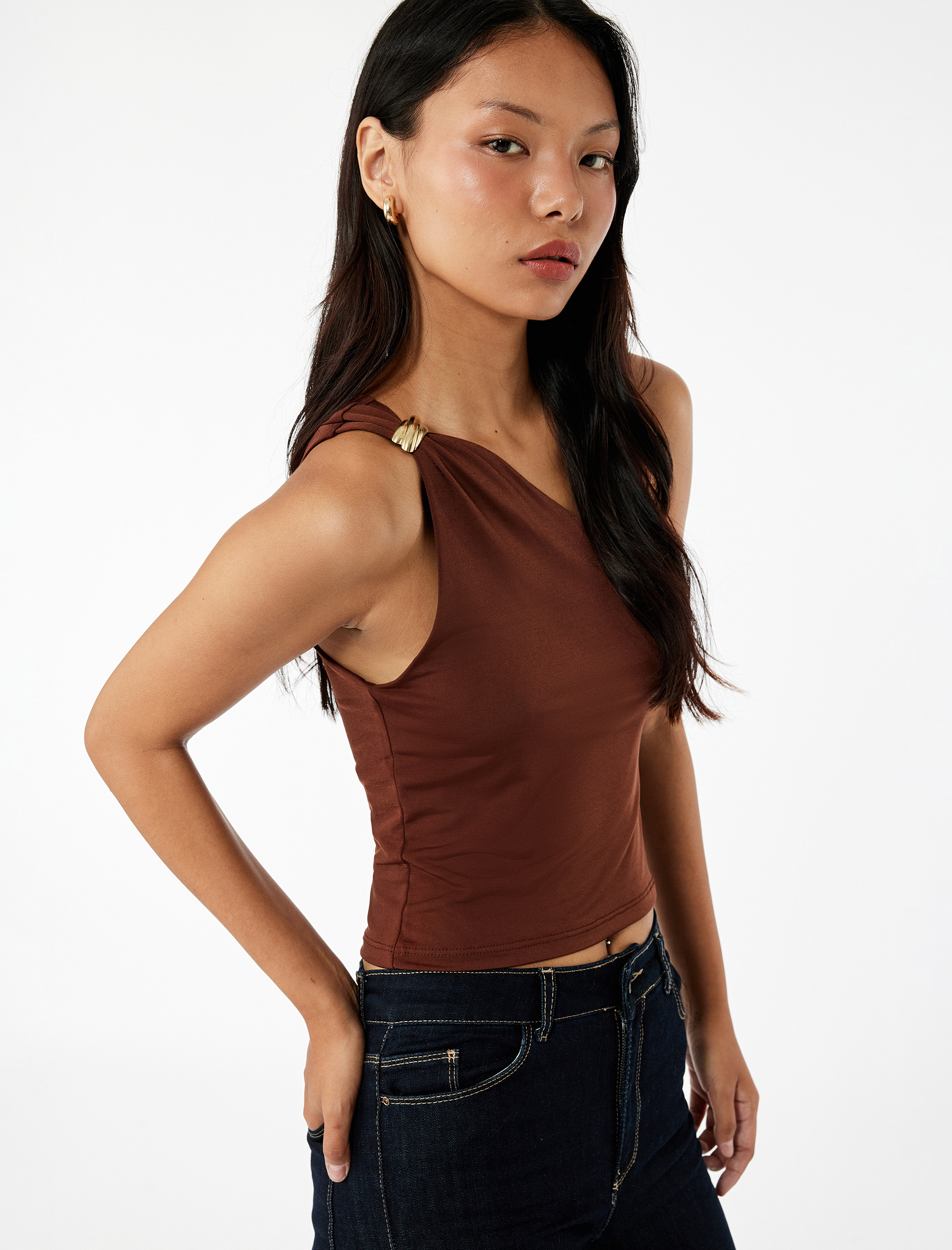   Metal Aksesuarlı Slim Fit Tek Omuz Kolsuz Bluz