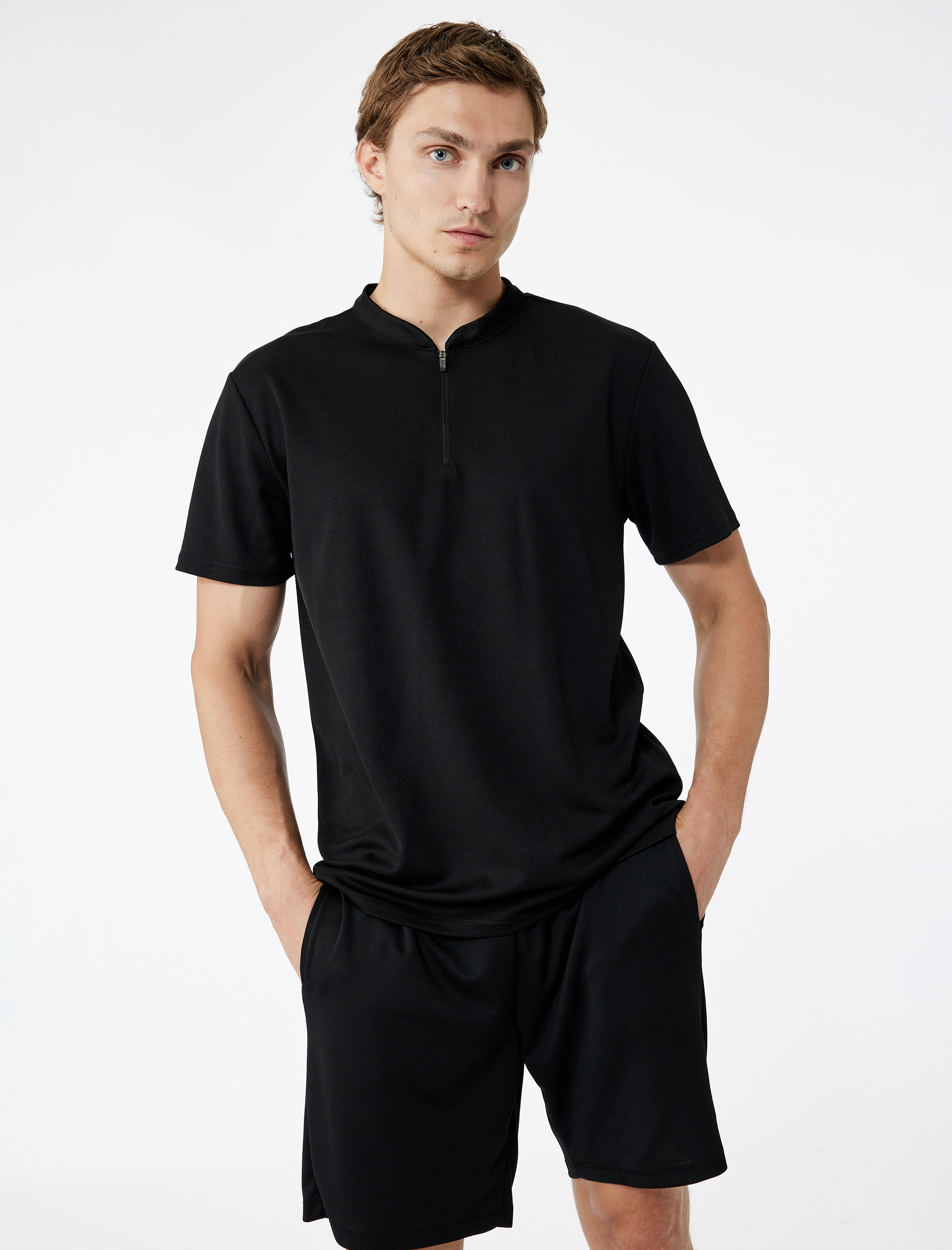   Kısa Kollu Yarım Fermuarlı Dik Yaka Spor Tişört