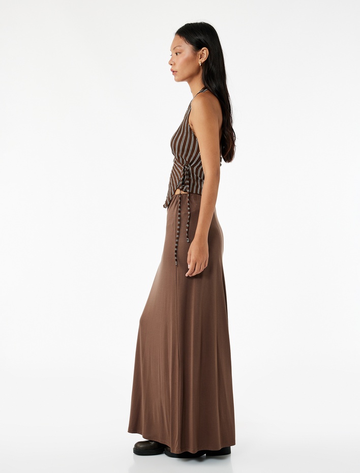  Kruvaze Yaka Bürümcük Bağlama Detaylı Crop Kolsuz Bluz