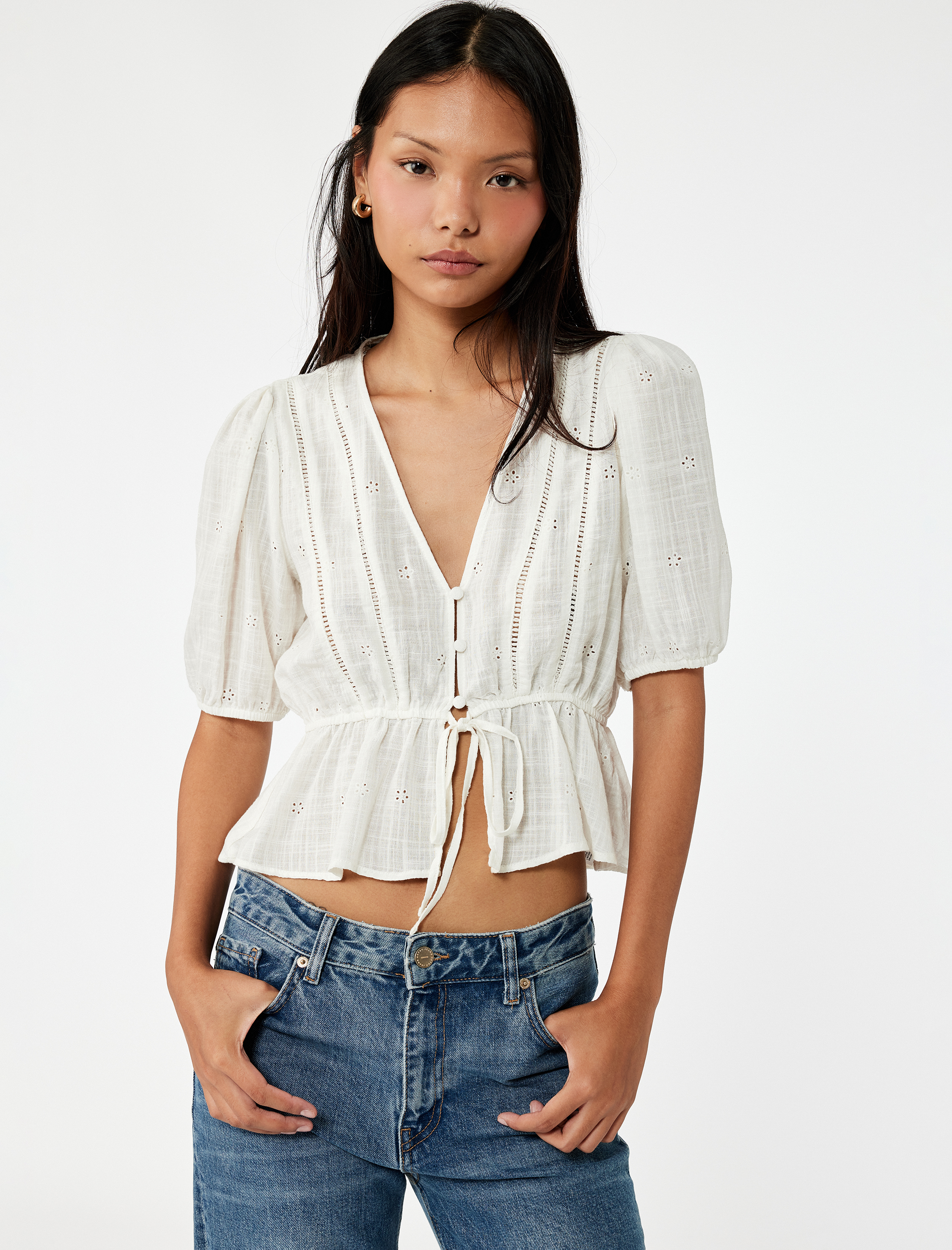 V Yaka Viskon Karışımlı Kısa Balon Kol Nakışlı Bağlama Detaylı Bluz