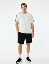 Rahat Kesim Geometrik Baskılı Kısa Kollu V Yaka Spor Tişört