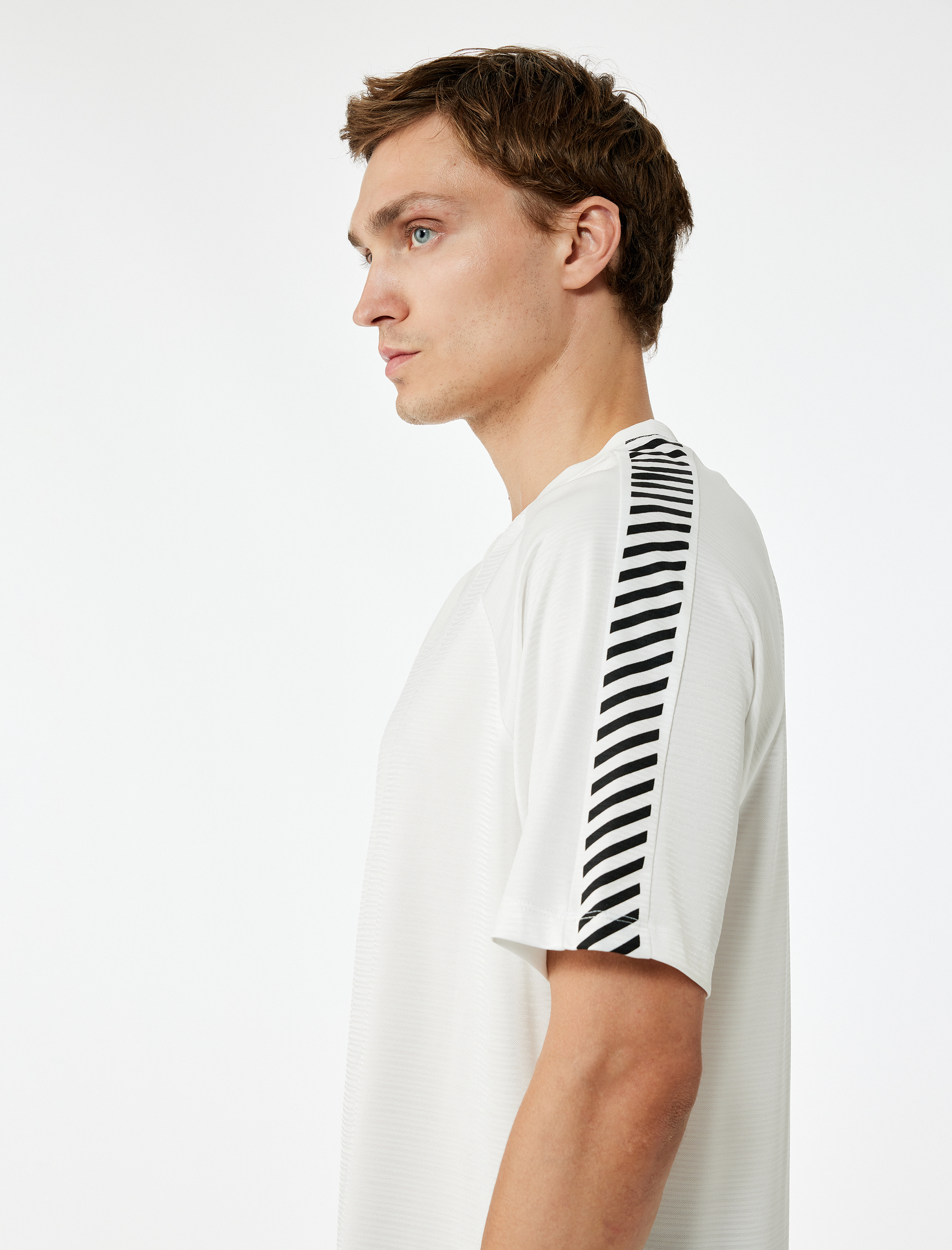   Rahat Kesim Geometrik Baskılı Kısa Kollu V Yaka Spor Tişört