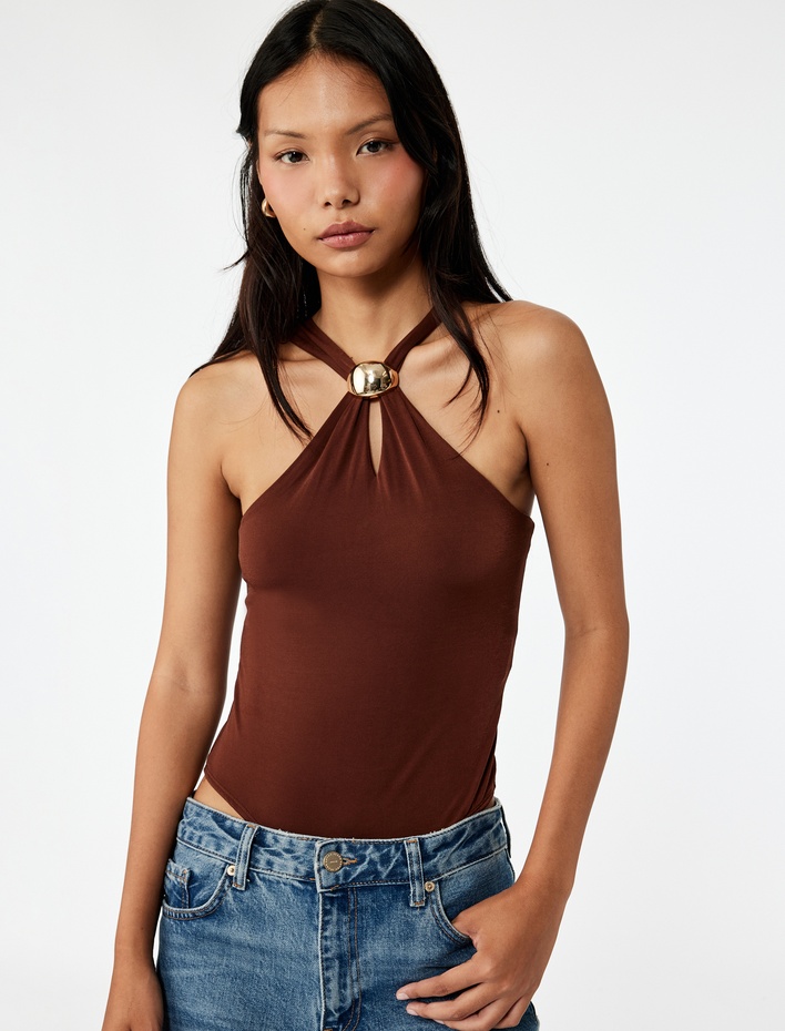  Metal Aksesuarlı Boyundan Çapraz Askılı Kolsuz Çıtçıtlı Body