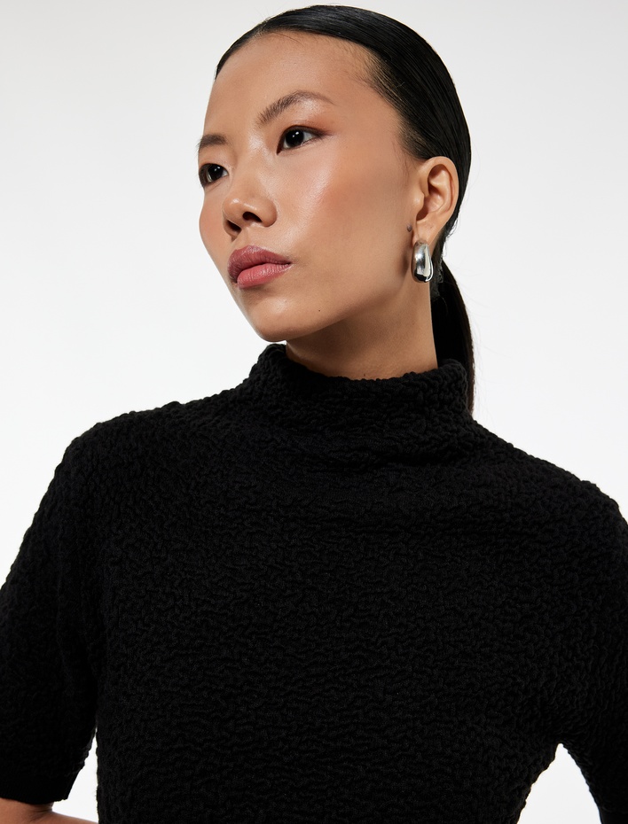  Regular Fit Kısa Kollu Dik Yaka Dokulu Triko Kazak