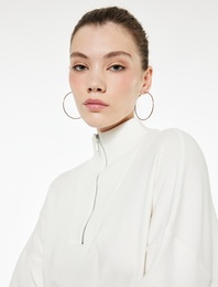 Uzun Kollu Dik Yaka Viskon Karışımlı Yarım Fermuarlı Triko Kazak