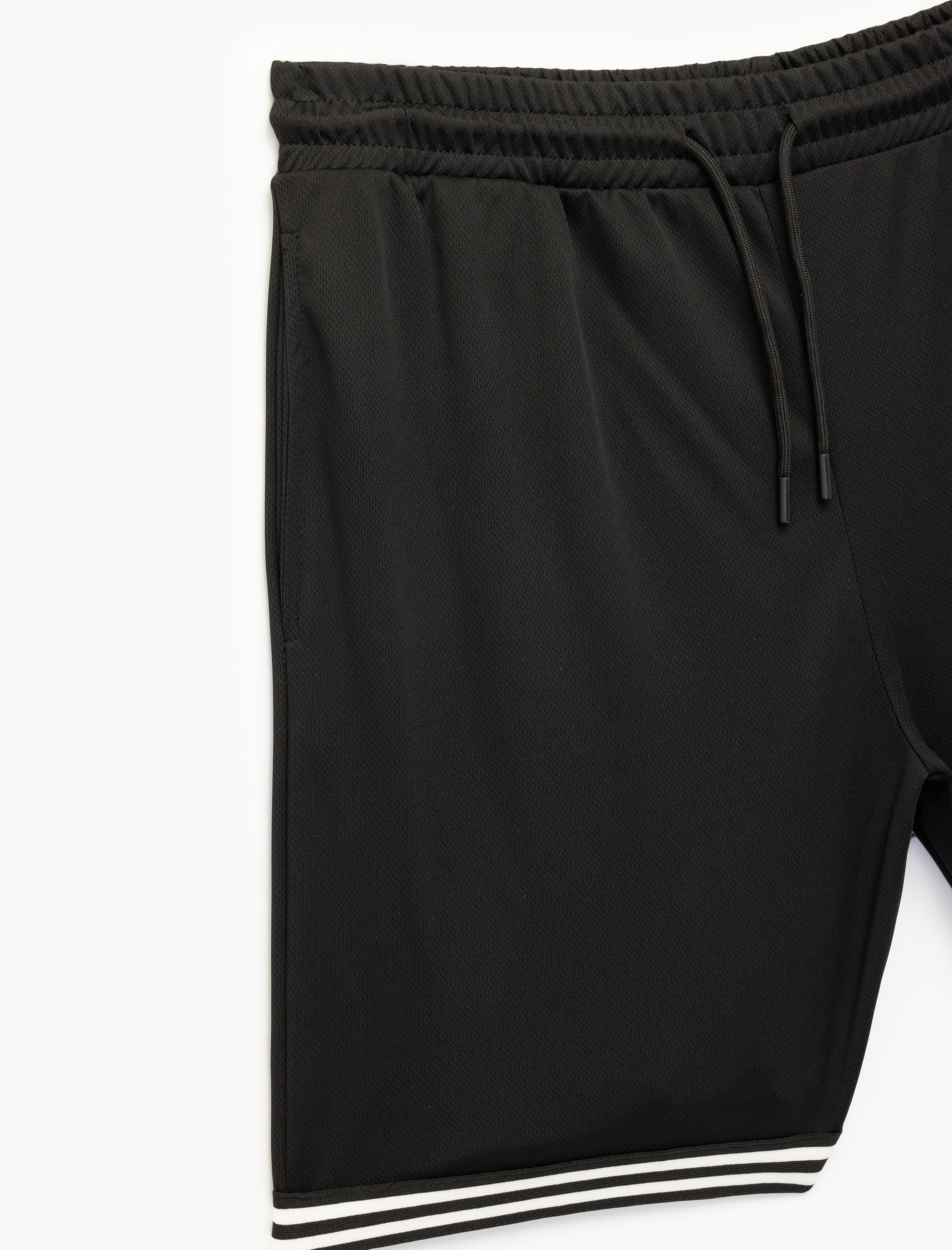   Rahat Kalıp Cepli Şerit Detaylı Beli Bağcıklı Spor Şort