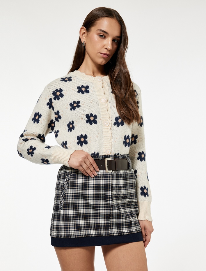  Uzun Kollu Bisiklet Yaka Jakarlı Düğmeli Çiçekli Triko Hırka