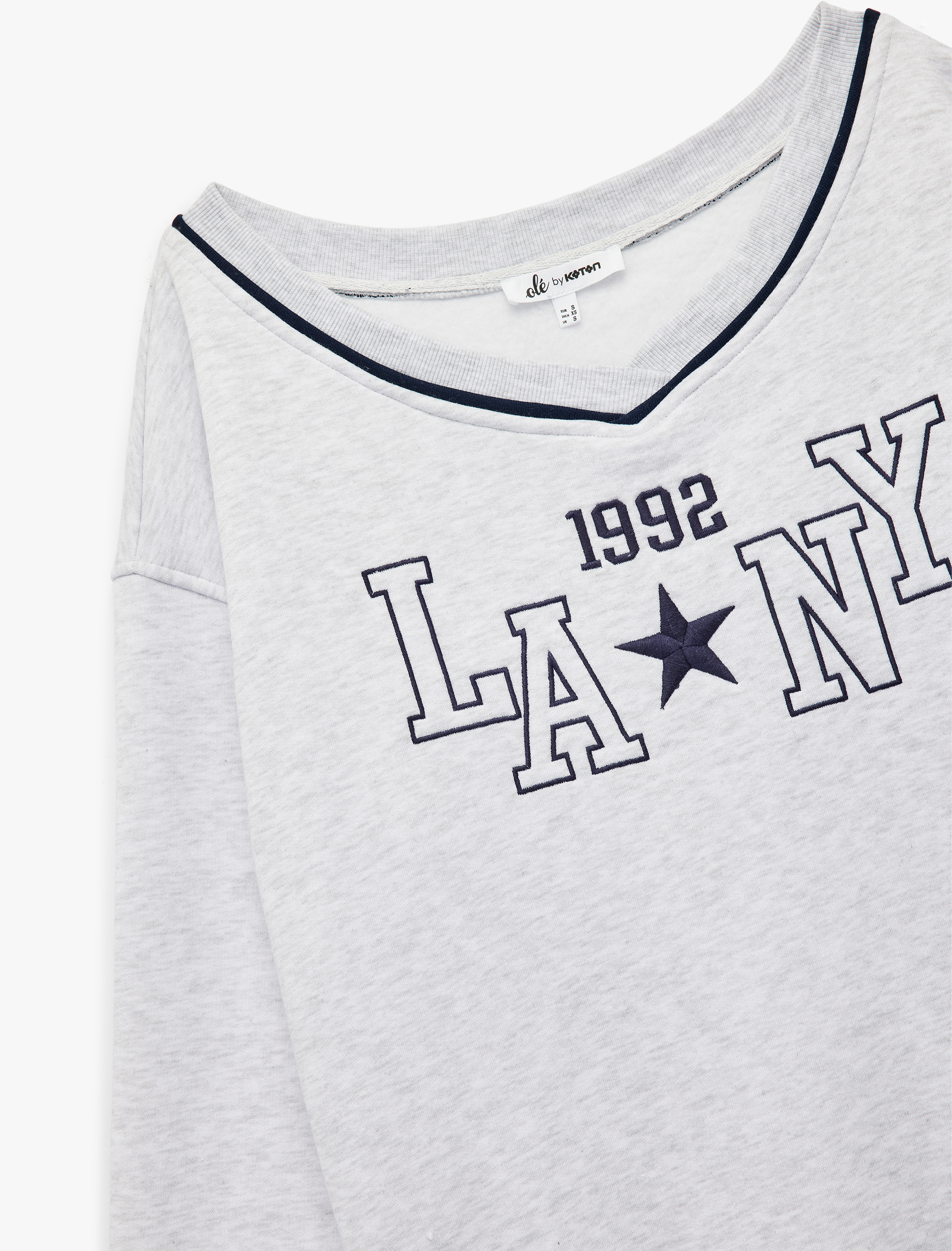 Uzun Kollu V Yaka Biyeli Nakışlı Oversize Sweatshirt