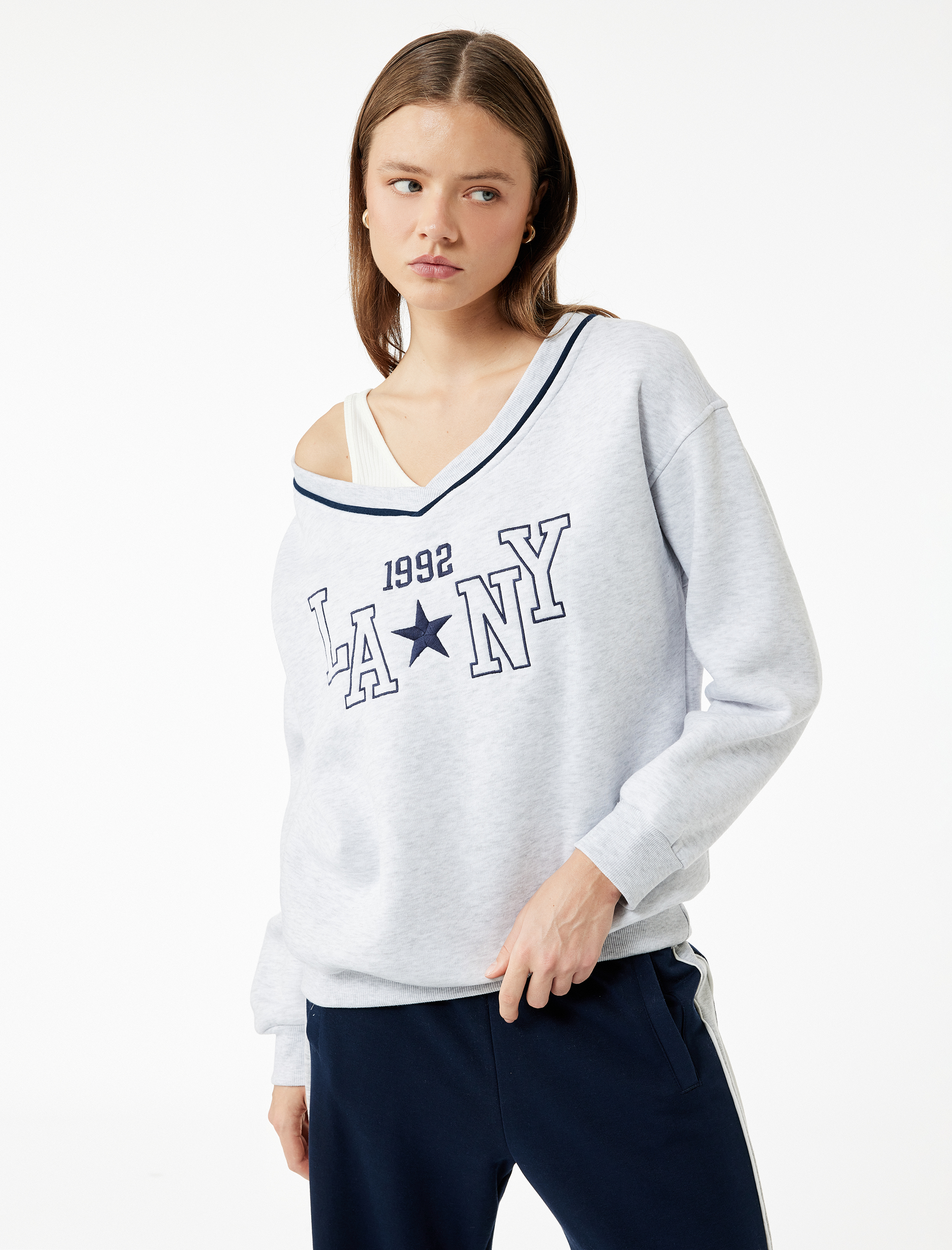 Uzun Kollu V Yaka Biyeli Nakışlı Oversize Sweatshirt