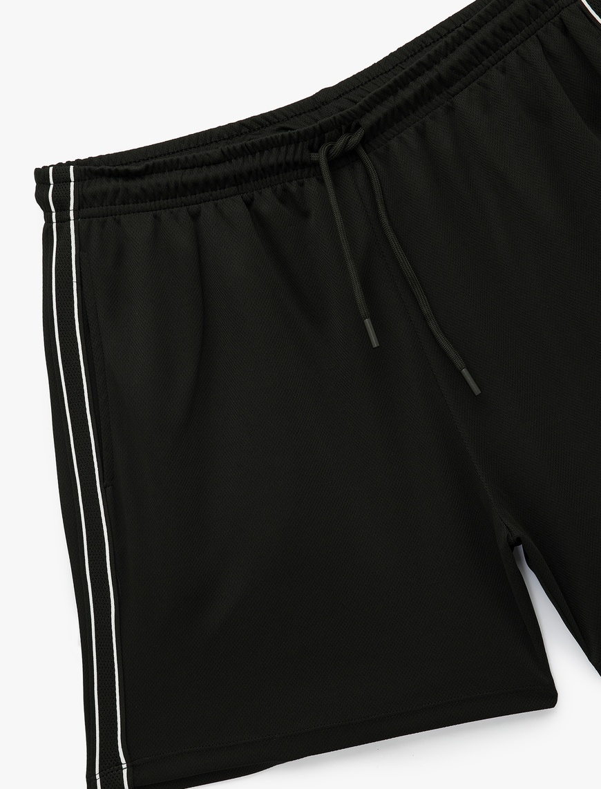   Beli Bağlamalı Cepli Yanları Şerit Detaylı Kısa Spor Şort
