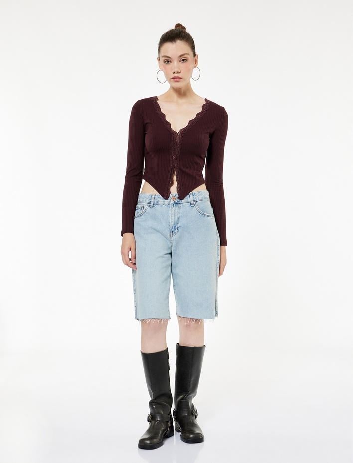 Kaşkorse Dantel Detaylı V Yaka Uzun Kollu Düğmeli Asimetrik Crop Tişört