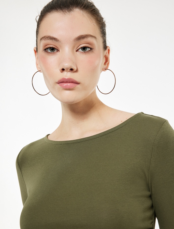  Pamuklu Slim Fit Kayık Yaka Drapeli Uzun Kollu Tişört