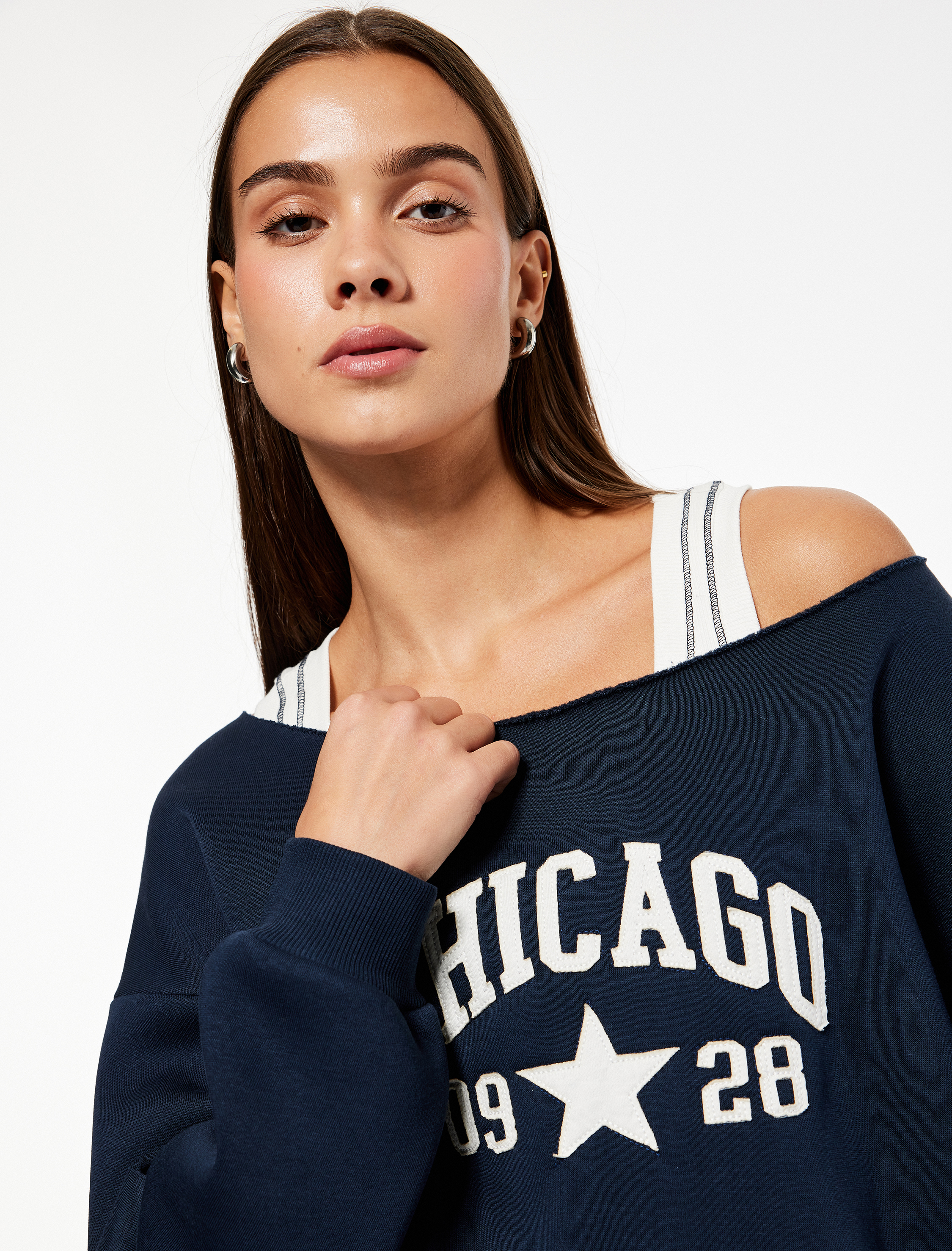   Nakışlı Şardonlu Kanguru Cepli Kayık Yaka Oversize Sweatshirt