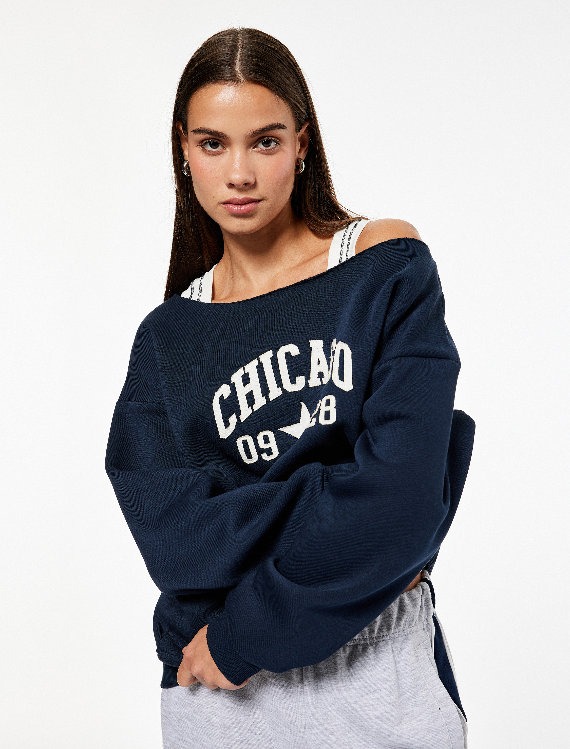   Nakışlı Şardonlu Kanguru Cepli Kayık Yaka Oversize Sweatshirt