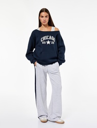 Nakışlı Şardonlu Kanguru Cepli Kayık Yaka Oversize Sweatshirt