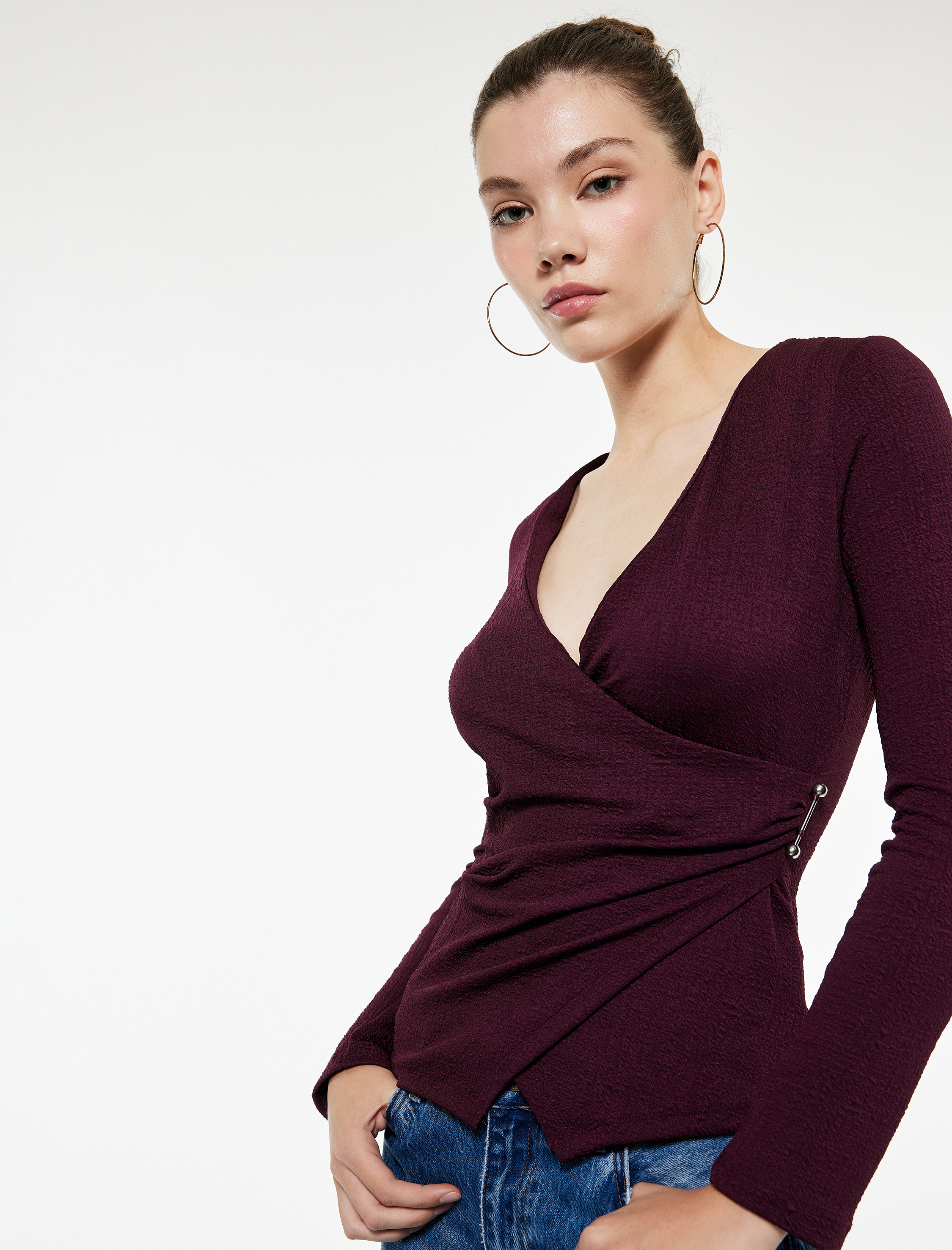   Metal Aksesuarlı Uzun Kollu Slim Fit Bürümcük Kruvaze Yaka Bluz