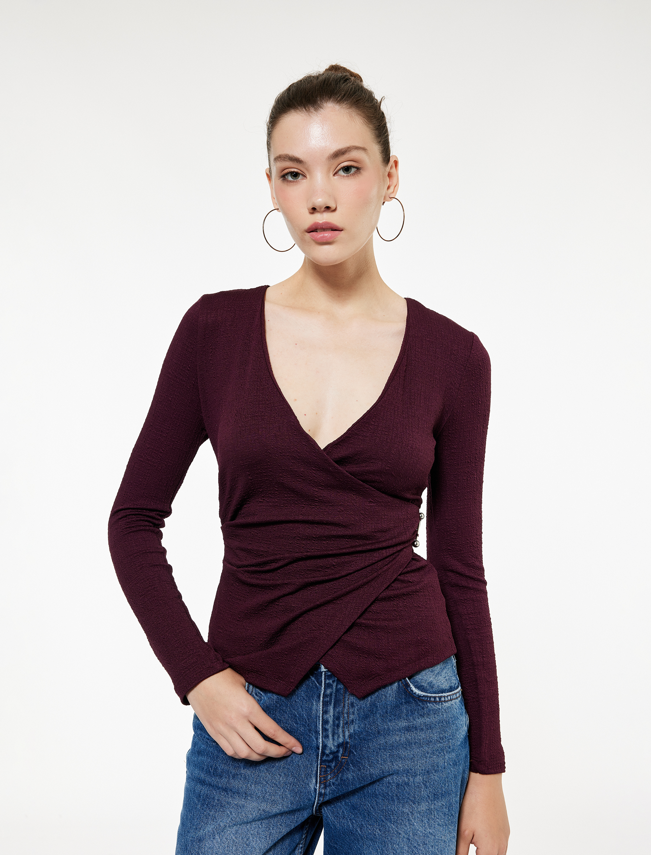   Metal Aksesuarlı Uzun Kollu Slim Fit Bürümcük Kruvaze Yaka Bluz