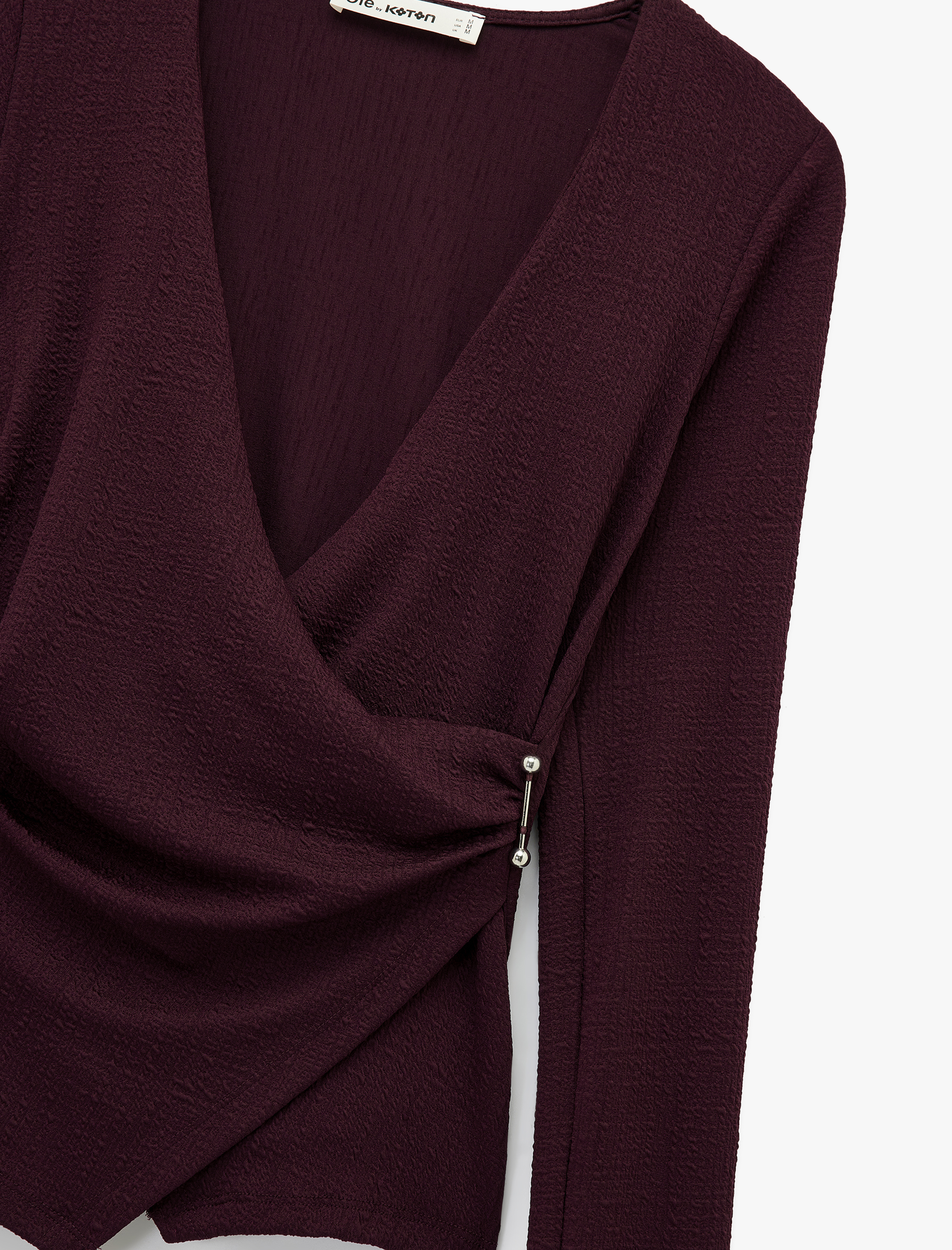   Metal Aksesuarlı Uzun Kollu Slim Fit Bürümcük Kruvaze Yaka Bluz