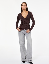 Metal Aksesuarlı Uzun Kollu Slim Fit Bürümcük Kruvaze Yaka Bluz