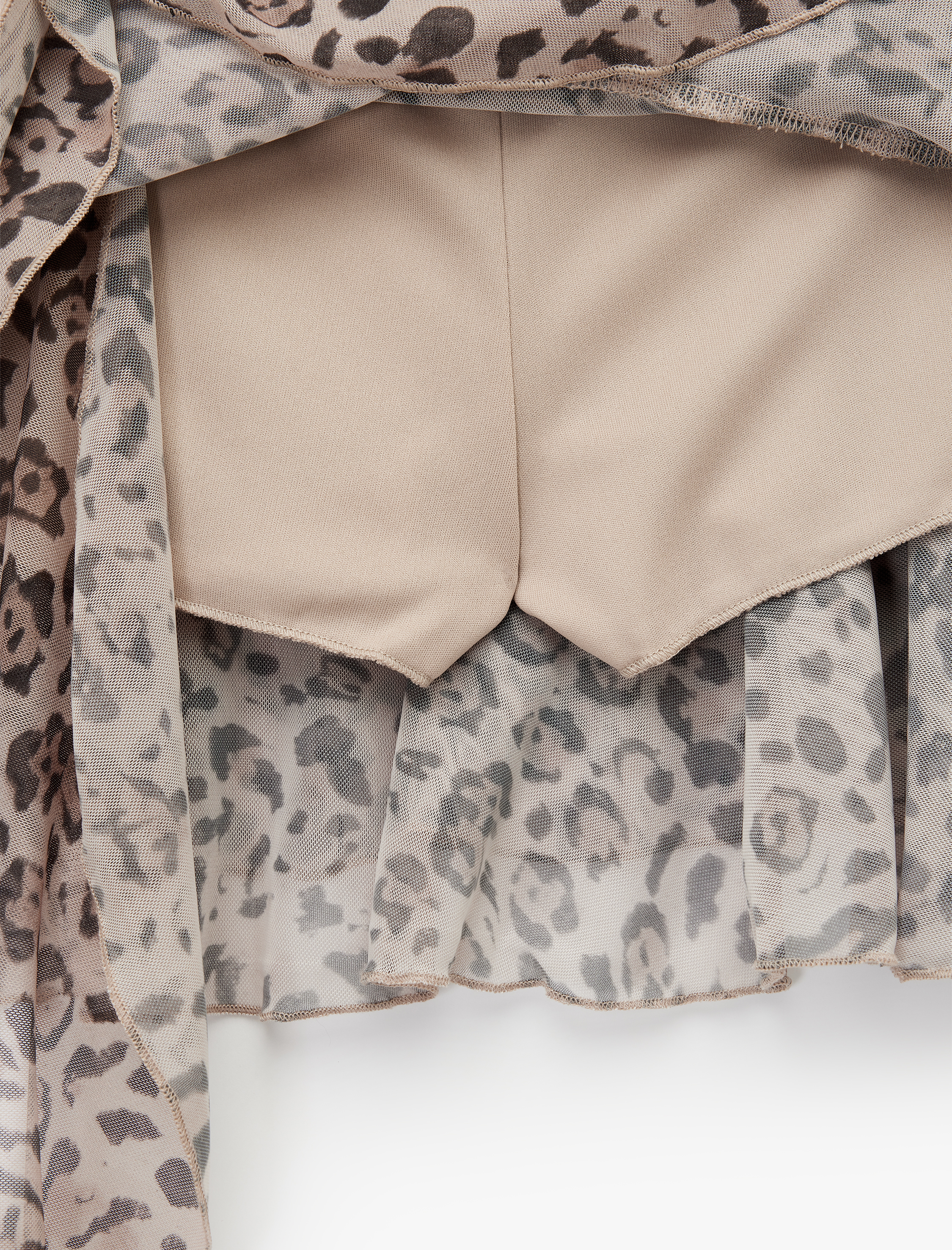   Asimetrik Kesim Fırfırlı Şortlu Leopar Desenli Mini Etek