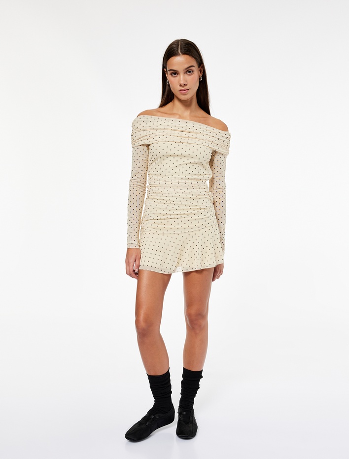  Uzun Kollu Kayık Yaka Slim Fit Asimetrik Kesim Drapeli Puantiyeli Mini Elbise