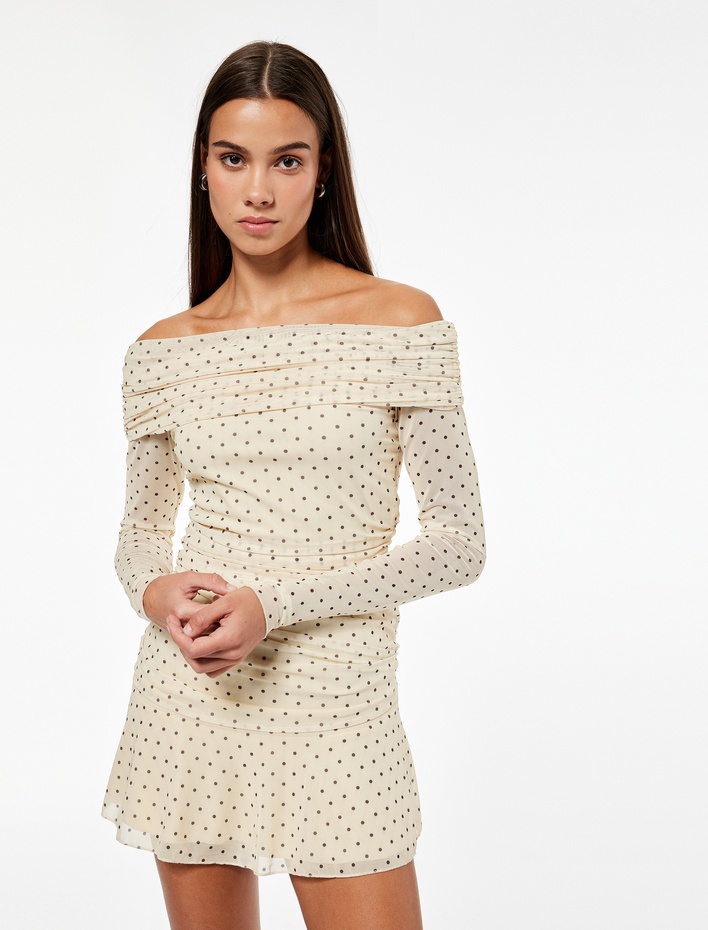  Uzun Kollu Kayık Yaka Slim Fit Asimetrik Kesim Drapeli Puantiyeli Mini Elbise