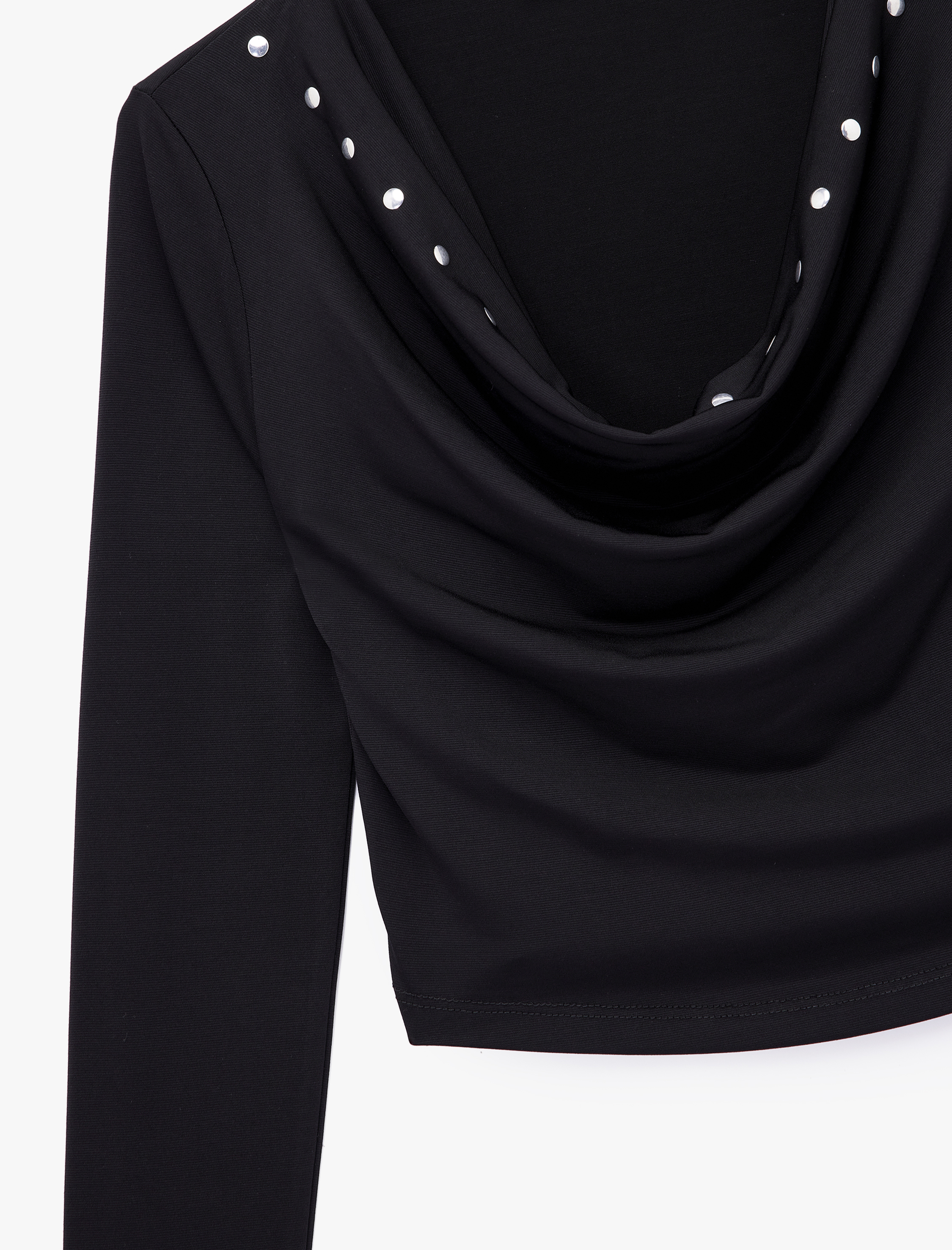 Slim Fit Uzun Kollu Metal Aksesuarlı Degaje Yaka Tişört