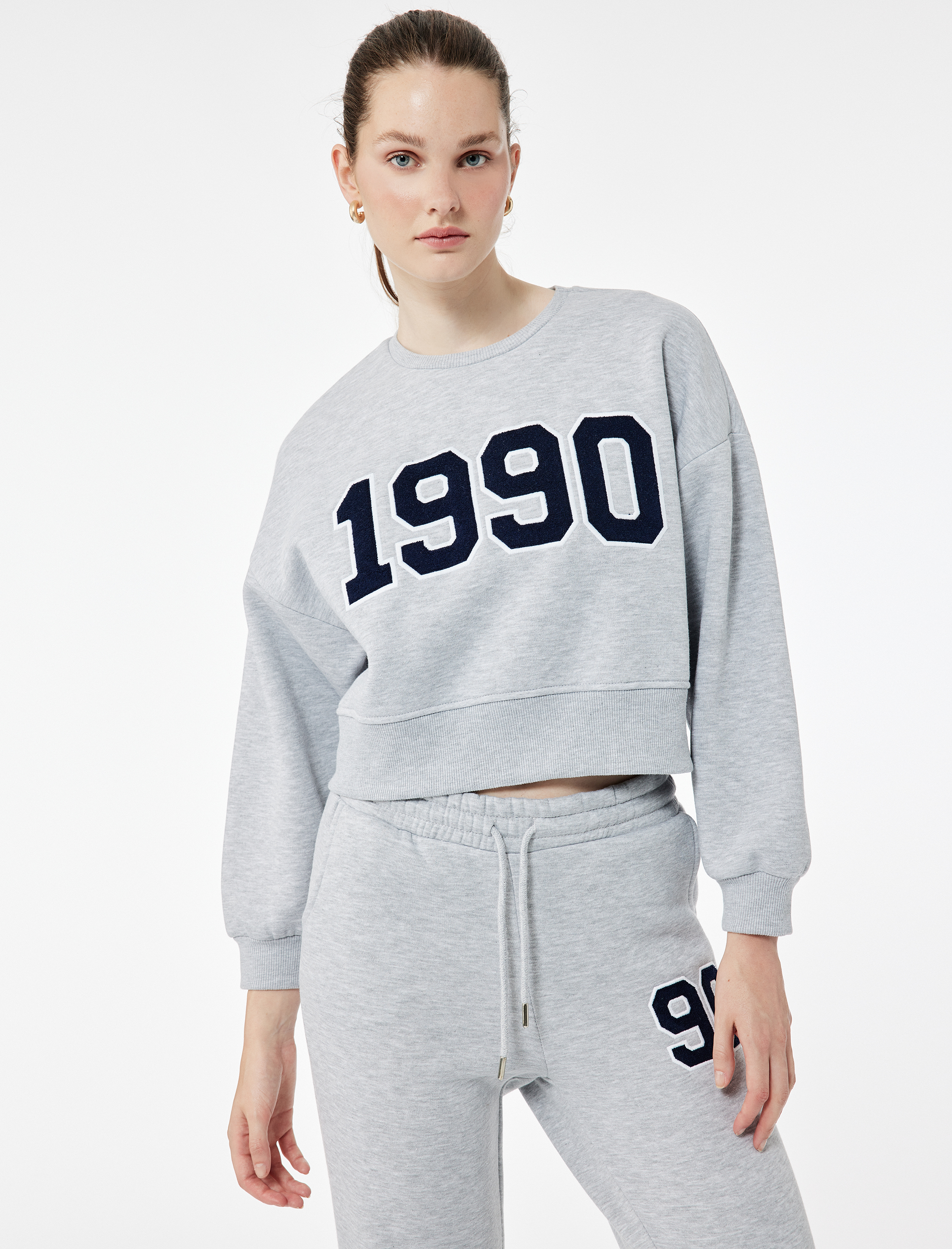   Üç İplik Şardonlu Uzun Kollu Bisiklet Yaka Nakışlı Crop Sweatshirt