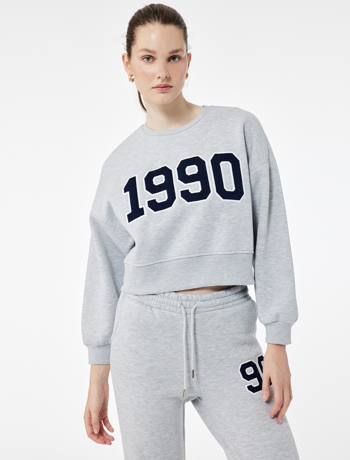  Üç İplik Şardonlu Uzun Kollu Bisiklet Yaka Nakışlı Crop Sweatshirt