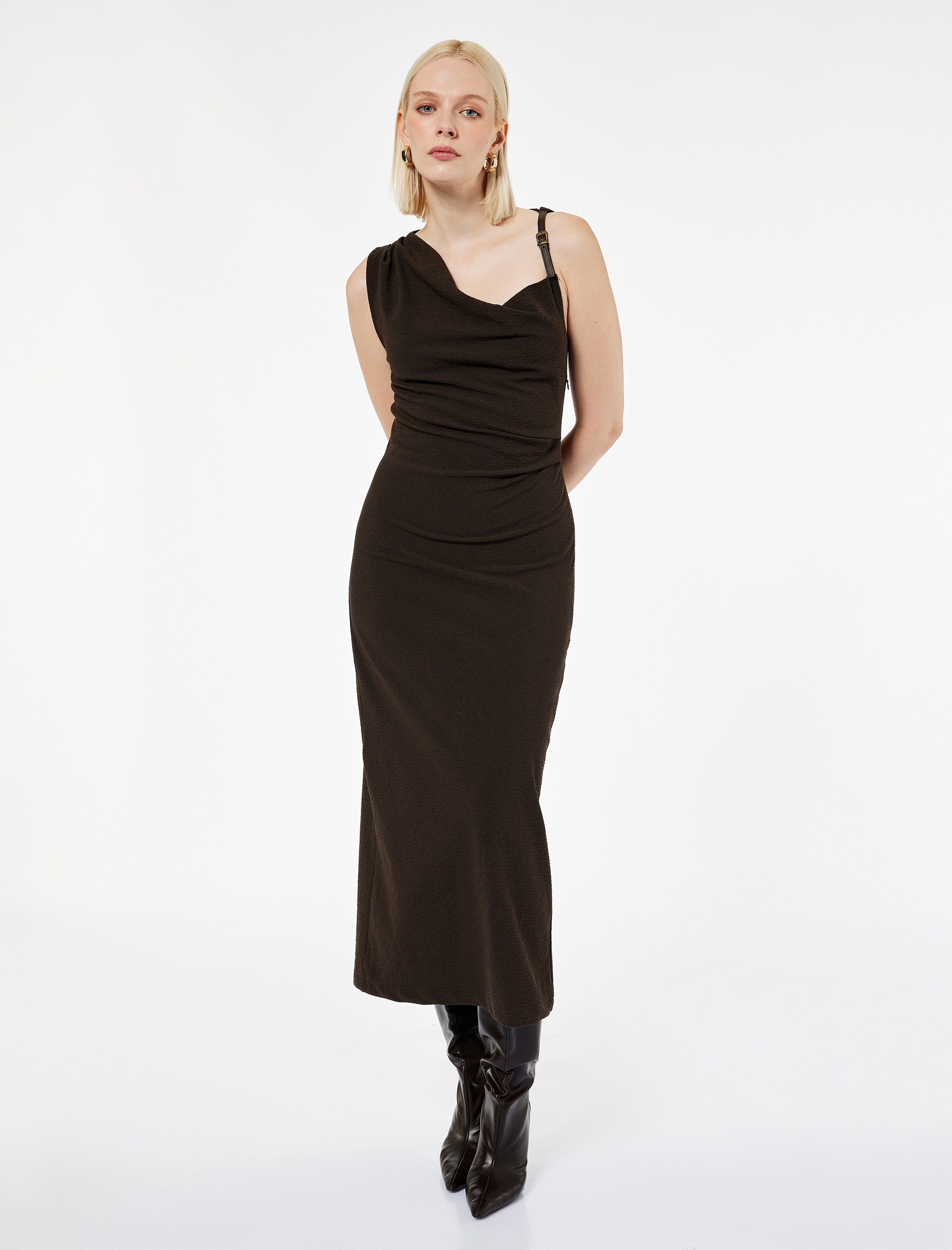 Drapeli Degaje Yaka Kemer Detaylı Viskon Karışımlı Kolsuz Uzun Elbise