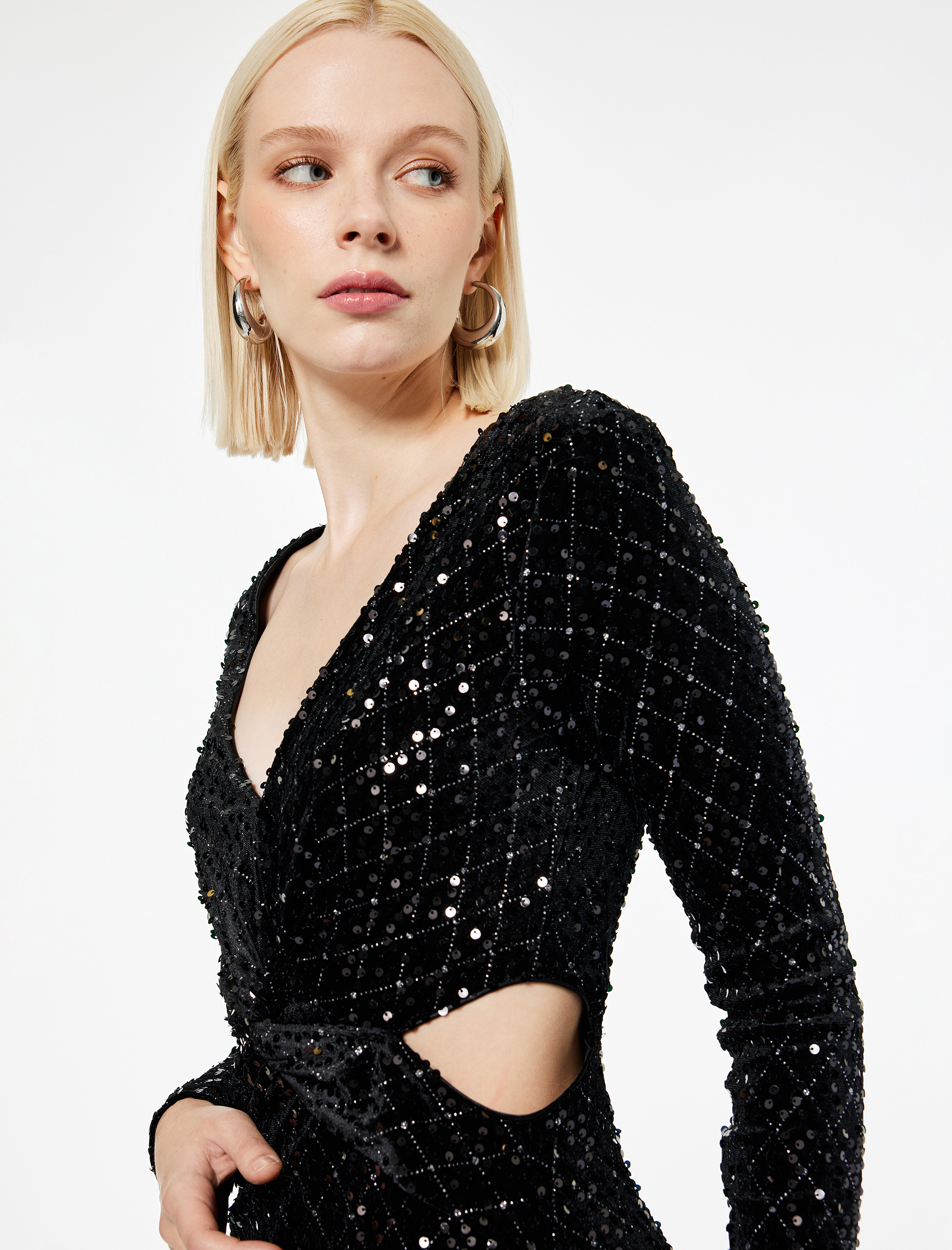   Payetli Pencere Detaylı Uzun Kollu V Yaka Mini Bodycon Abiye Elbise