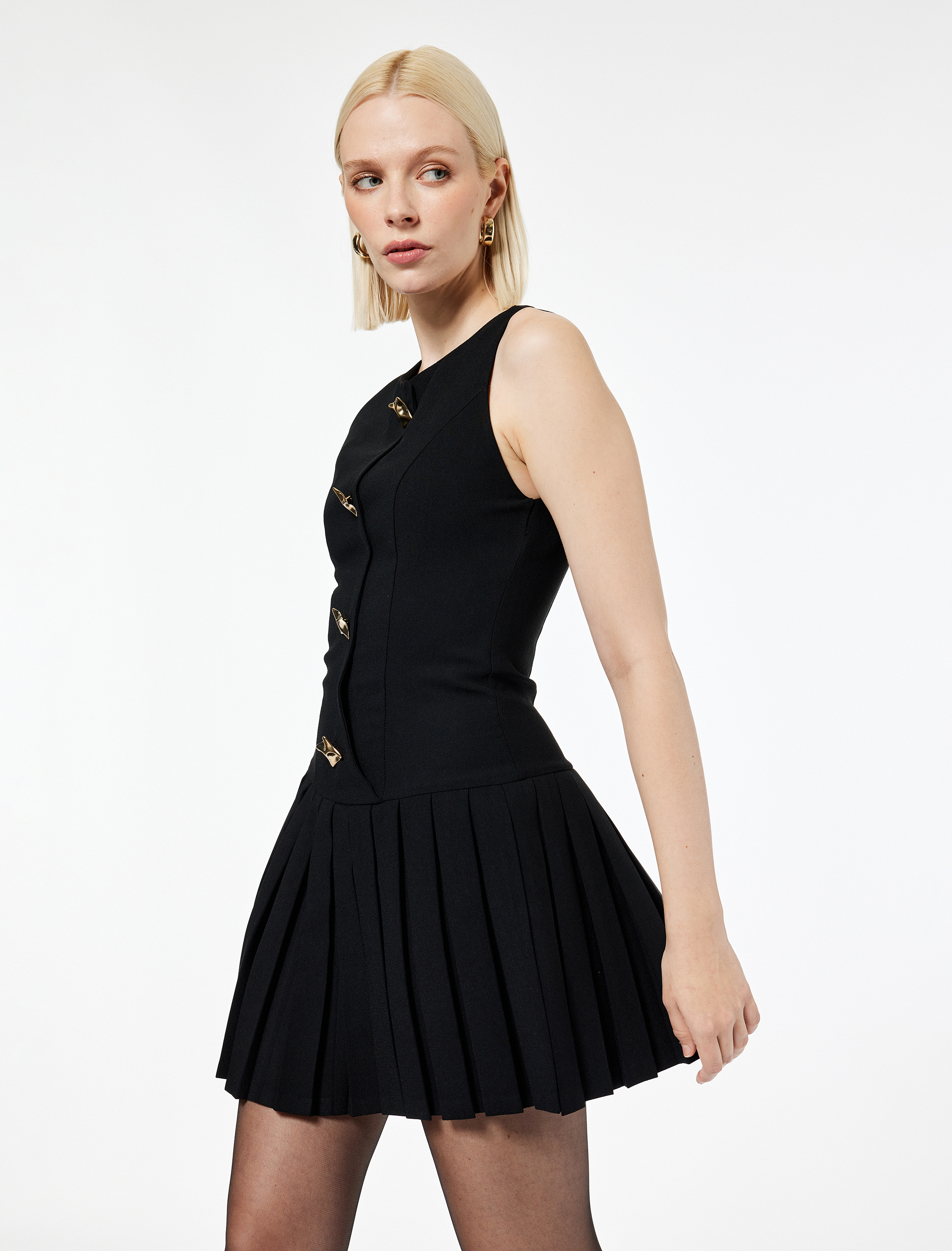   Metal Aksesuarlı V Yaka Kolsuz Krep Pileli Mini Elbise