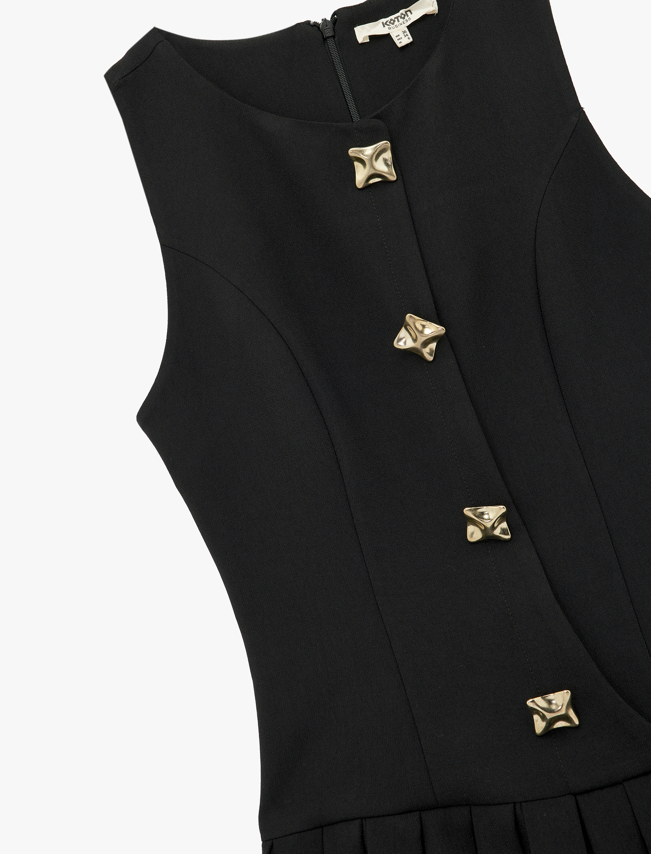   Metal Aksesuarlı V Yaka Kolsuz Krep Pileli Mini Elbise