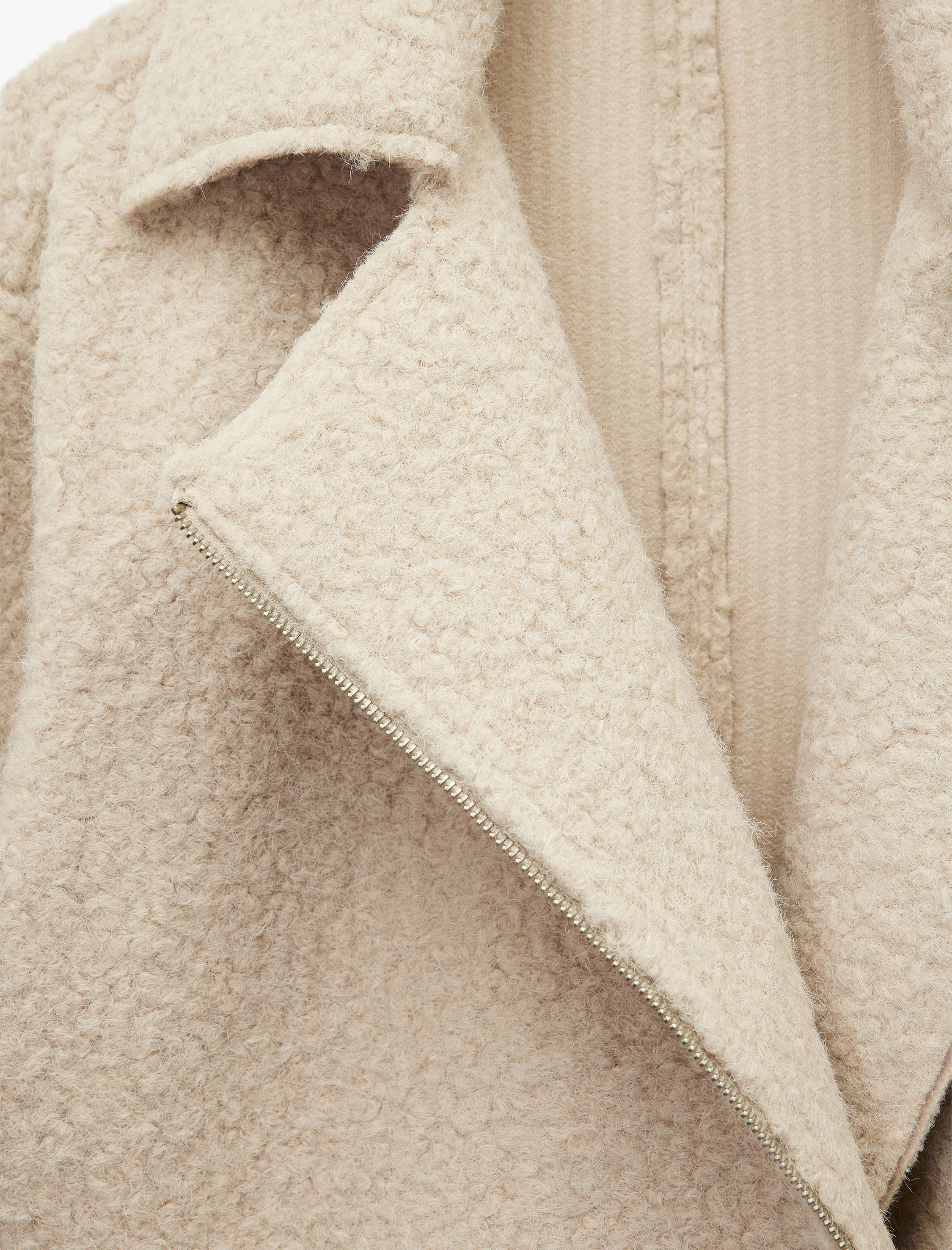   Uzun Kollu Cepli Fermuar Detaylı Kısa Buklet Kaban