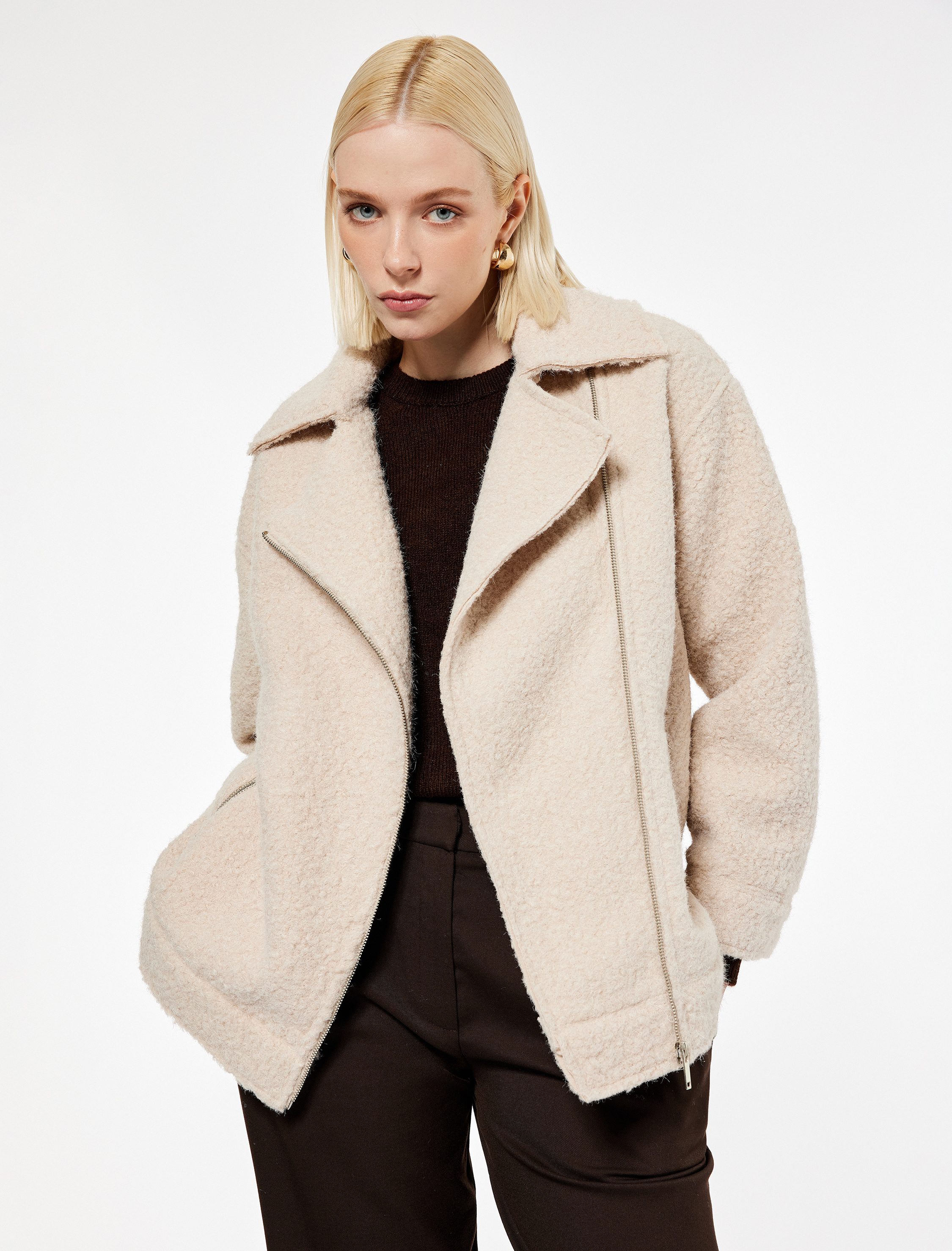   Uzun Kollu Cepli Fermuar Detaylı Kısa Buklet Kaban