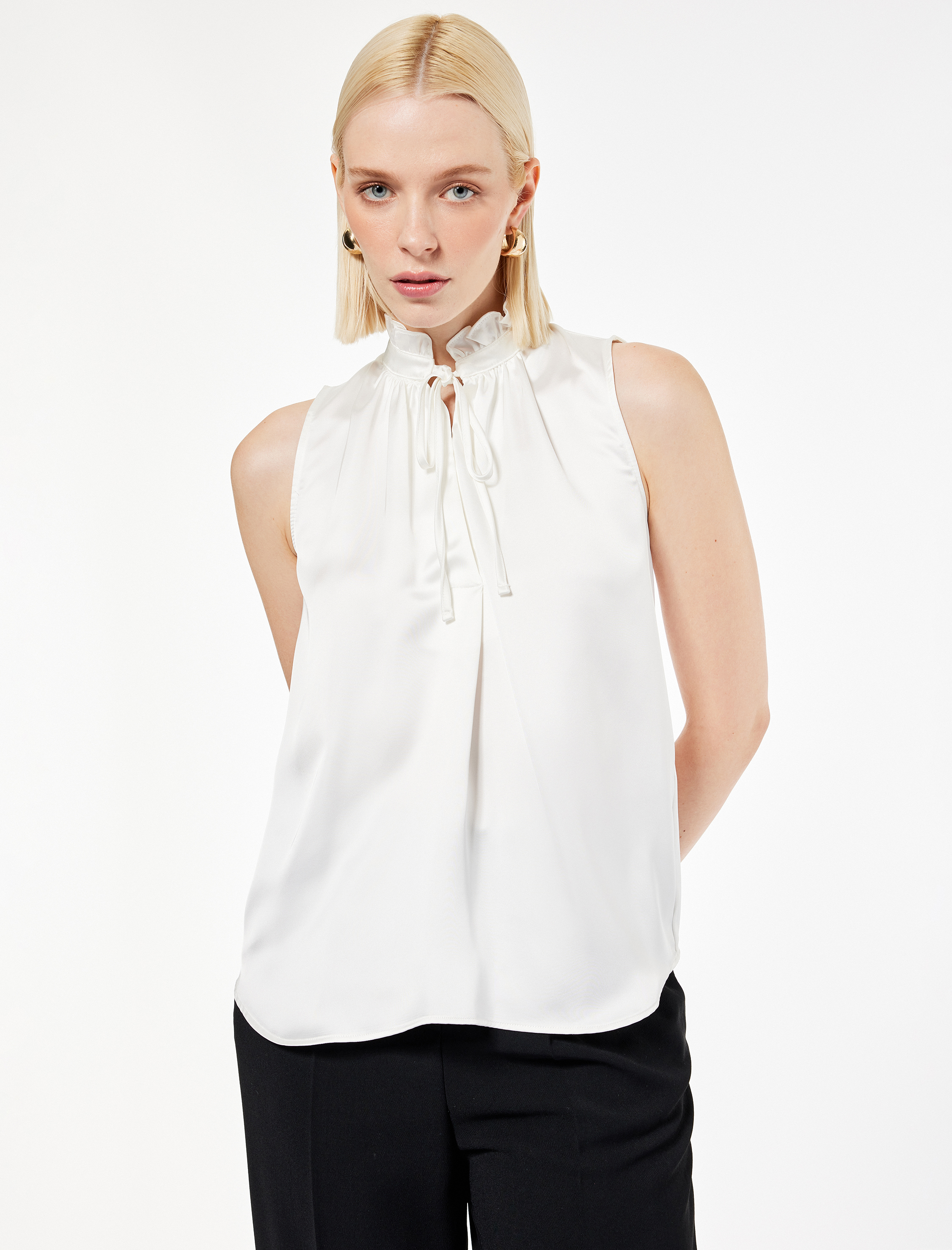   Bağlama Detaylı Dik Fırfırlı Yaka Kolsuz Gömlek