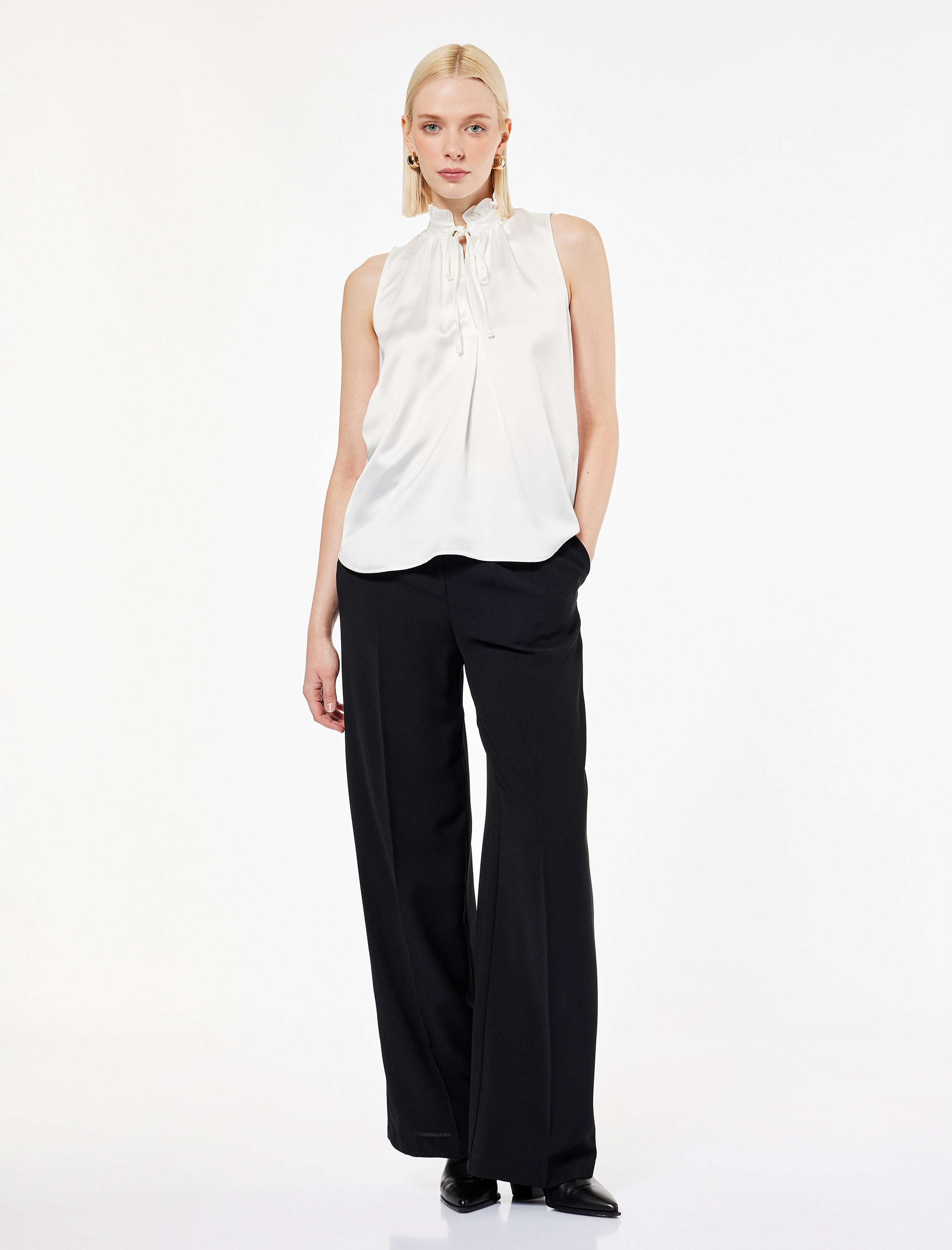   Bağlama Detaylı Dik Fırfırlı Yaka Kolsuz Gömlek