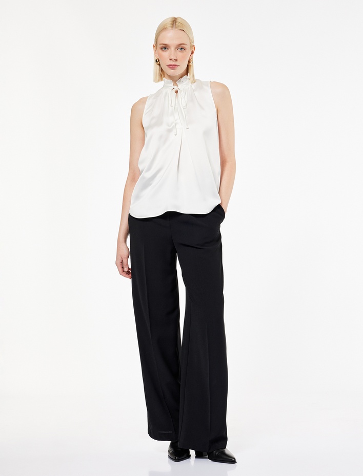  Bağlama Detaylı Dik Fırfırlı Yaka Kolsuz Gömlek