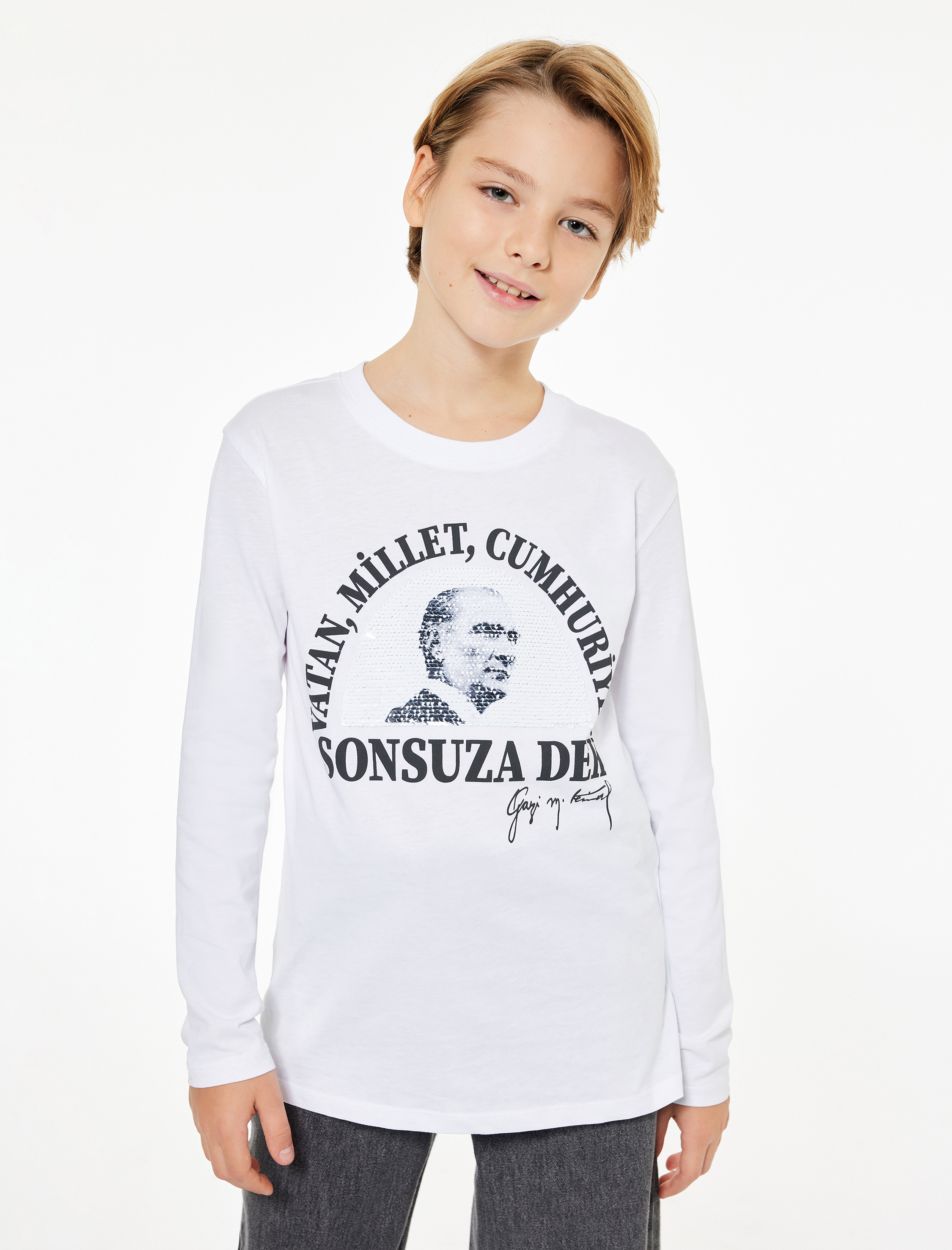  Erkek Çocuk Pullu Payetli Uzun Kollu Bisiklet Yaka Atatürk Baskılı Pamuklu Tişört