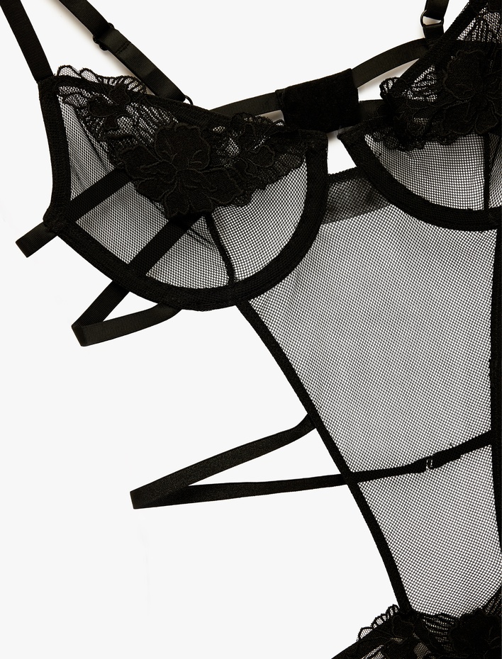  Rahat Kalıp V Yaka Askılı Çiçek Detaylı Dantelli Bodysuit