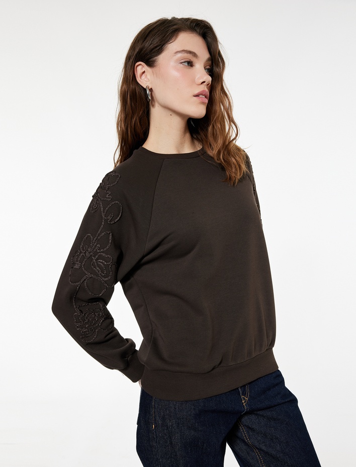  Uzun Kollu Bisiklet Yaka Çiçekli Boncuk Nakış Detaylı Oversize Sweatshirt