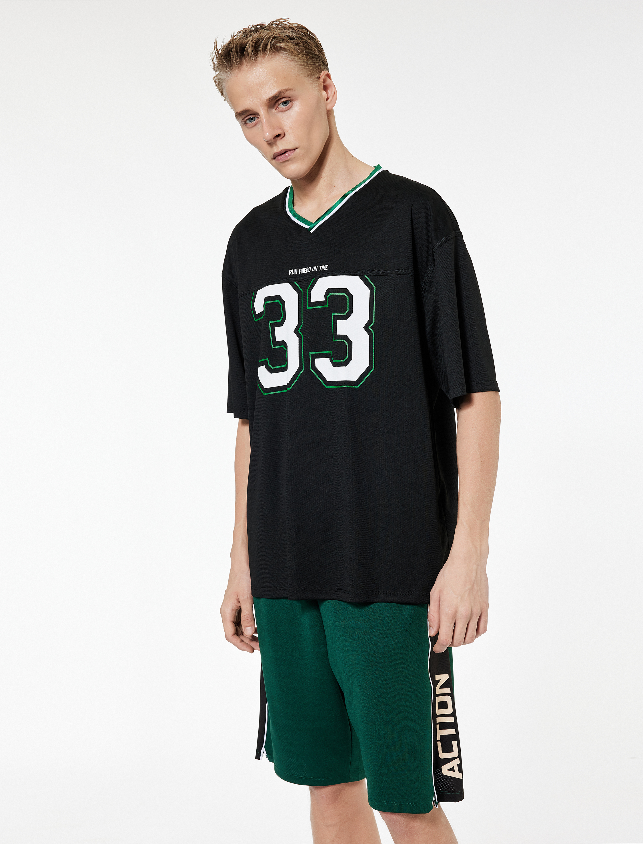   Oversize Yarım Kollu V Yaka Baskılı Spor Tişört