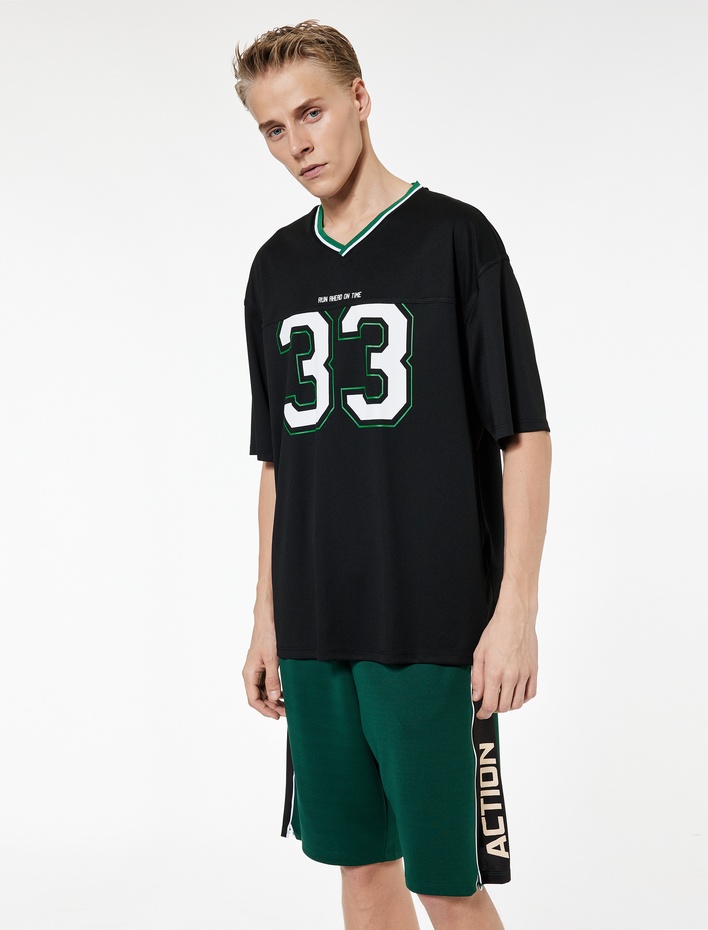  Oversize Yarım Kollu V Yaka Baskılı Spor Tişört