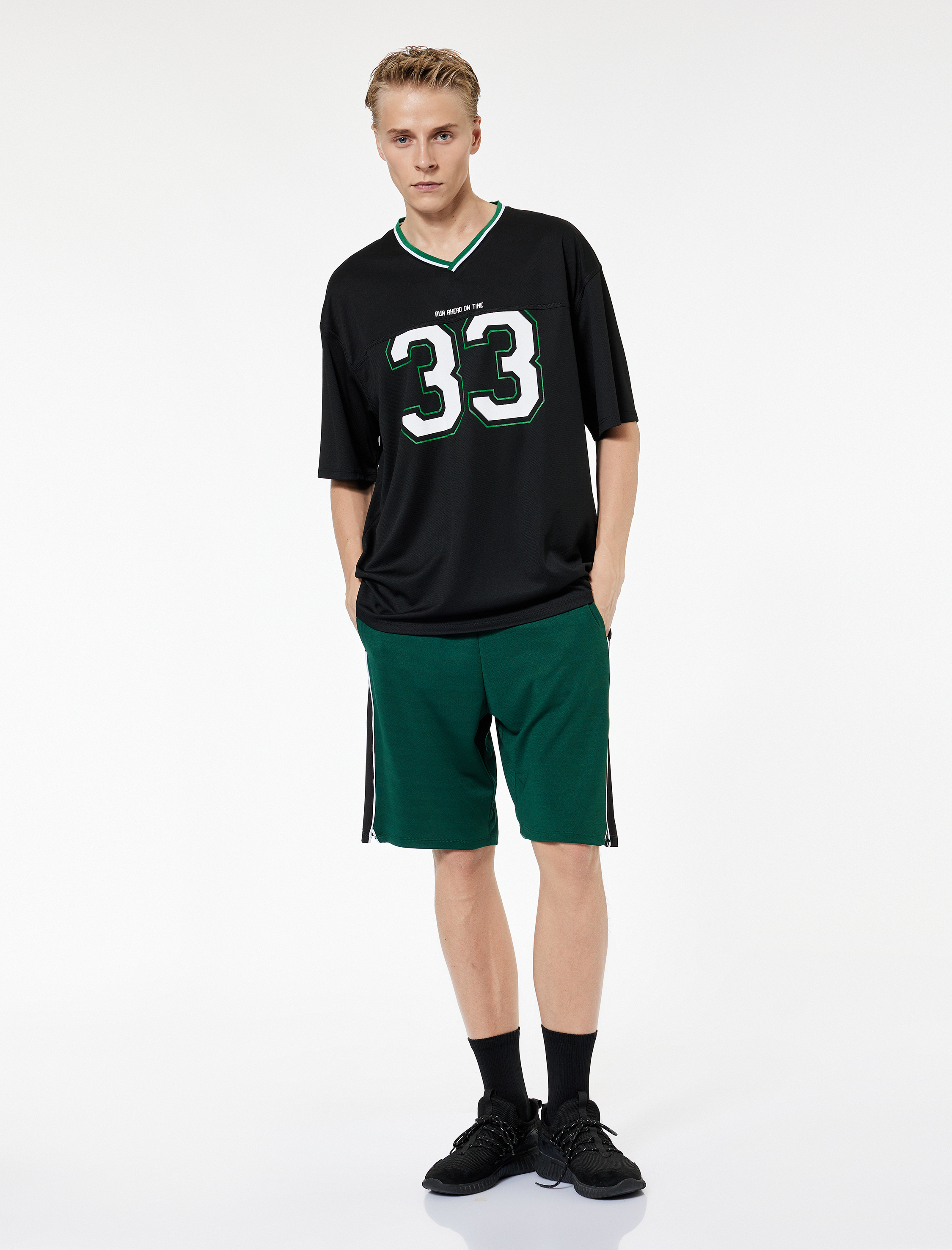   Oversize Yarım Kollu V Yaka Baskılı Spor Tişört