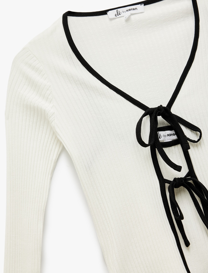   Slim Fit Uzun Kollu Bağlamalı Yaka Fiyonklu Tişört