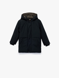 Uzun Kollu Çıtçıt Detaylı Cepli Slim Fit Kapşonlu Mont